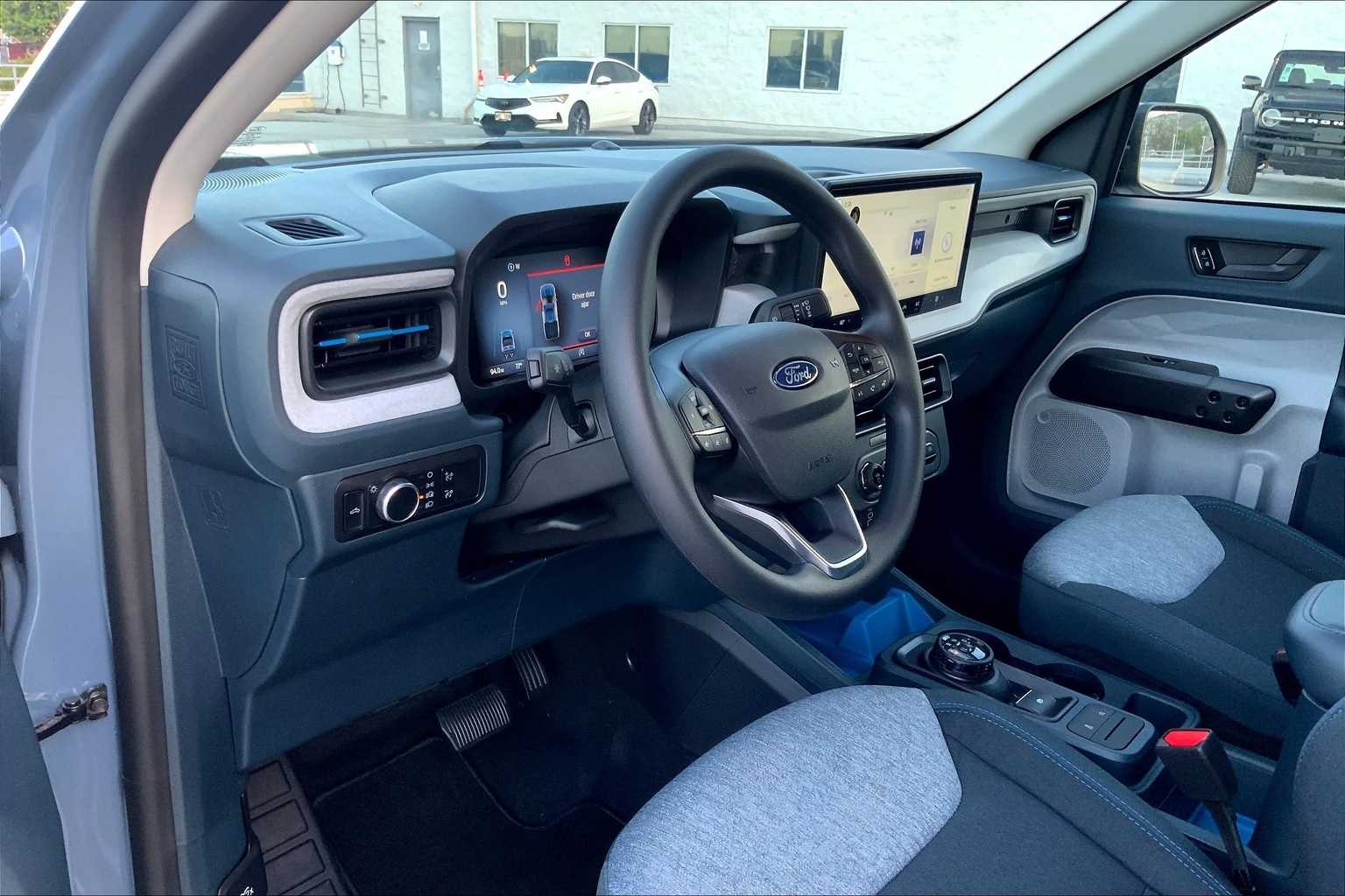 2025 Ford Maverick XLT photo 2