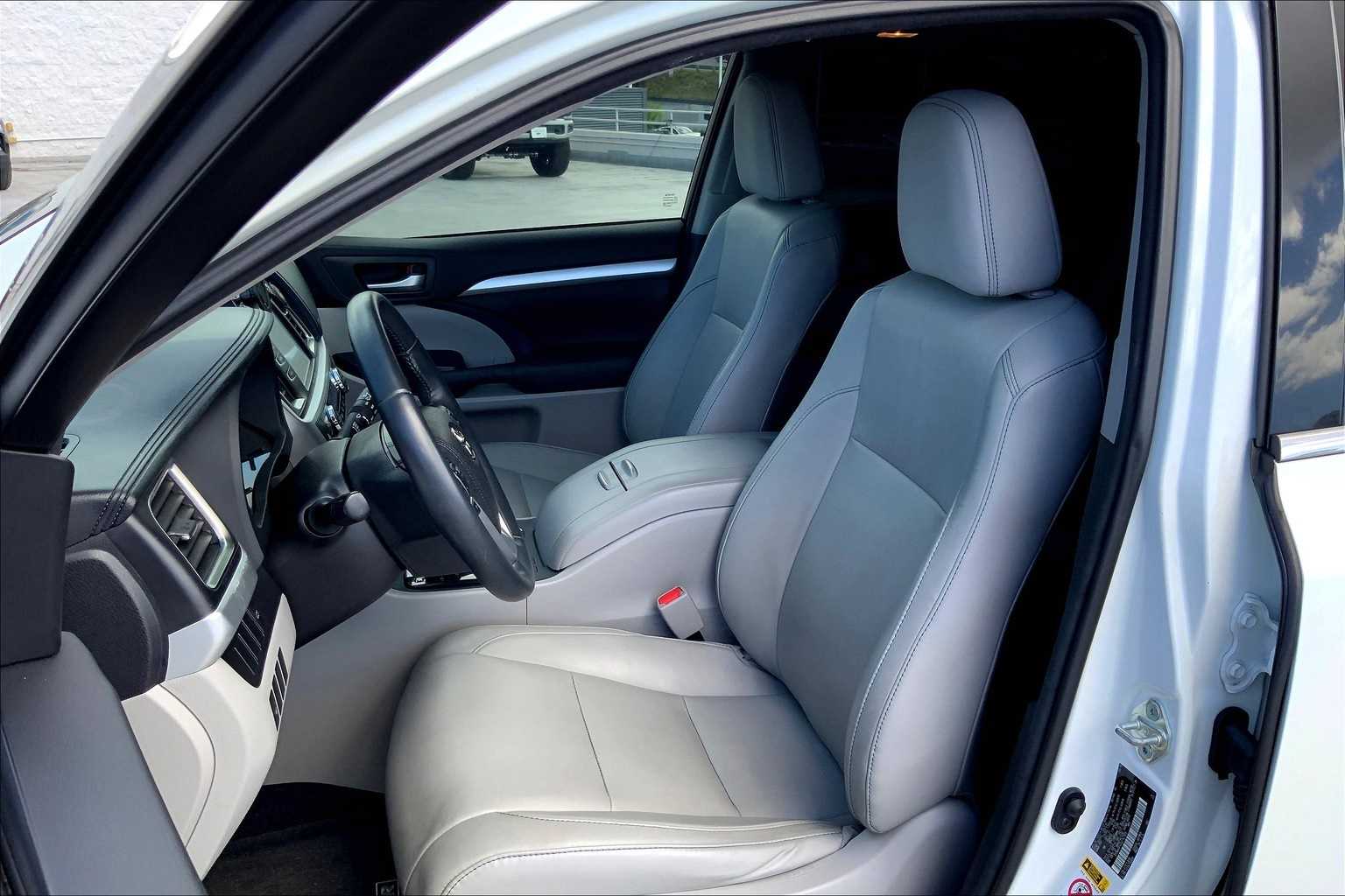 Thumbnail: 2016 Toyota Highlander - 11