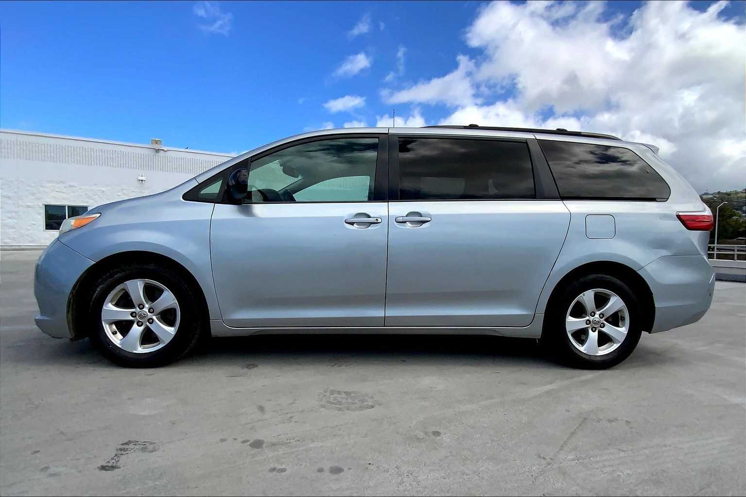 Thumbnail: 2016 Toyota Sienna - 3