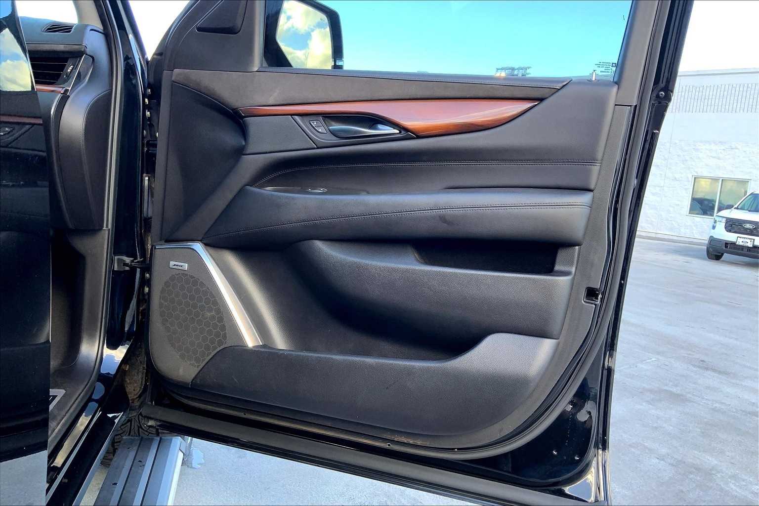 Thumbnail: 2015 Cadillac Escalade - 28