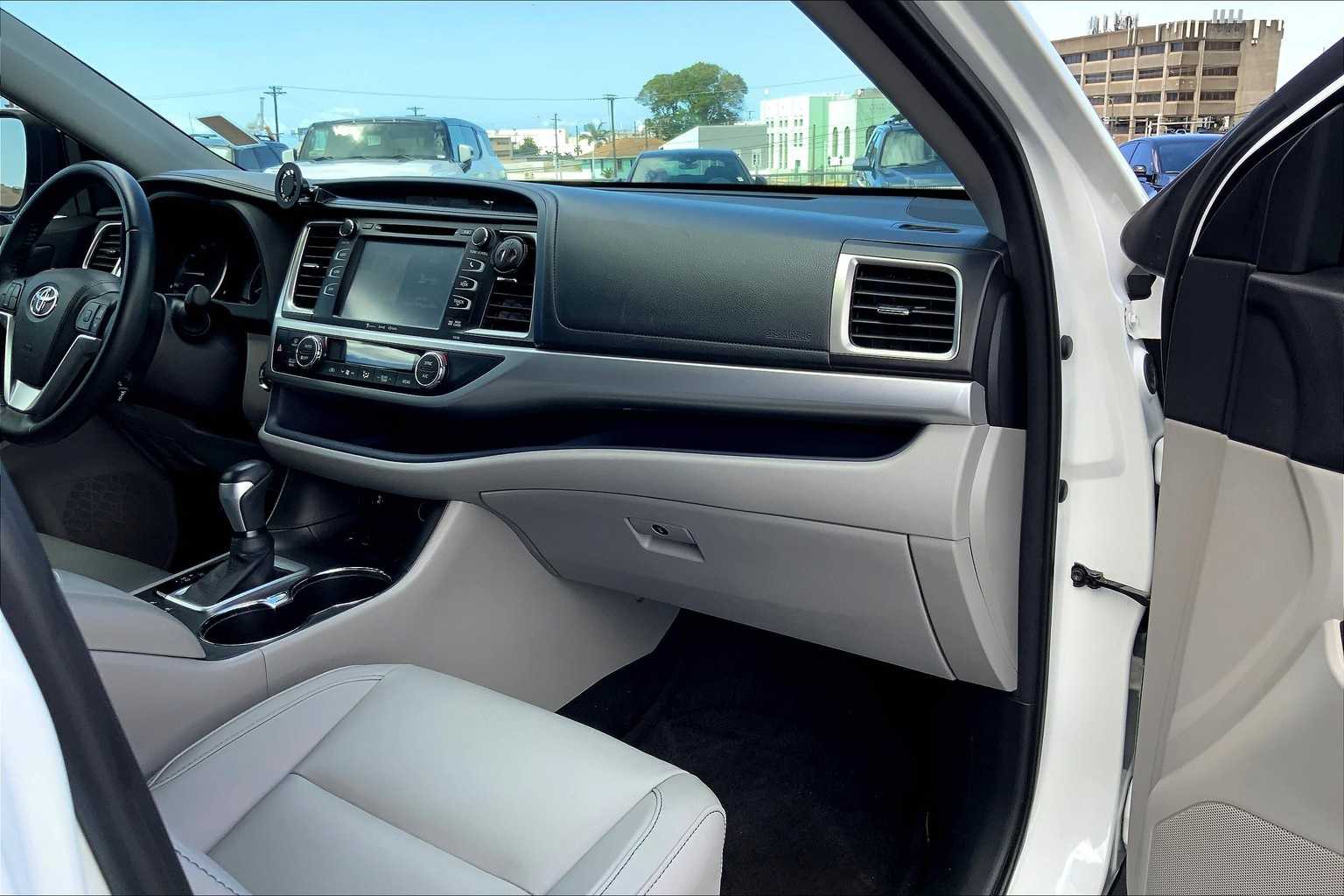 Thumbnail: 2016 Toyota Highlander - 23
