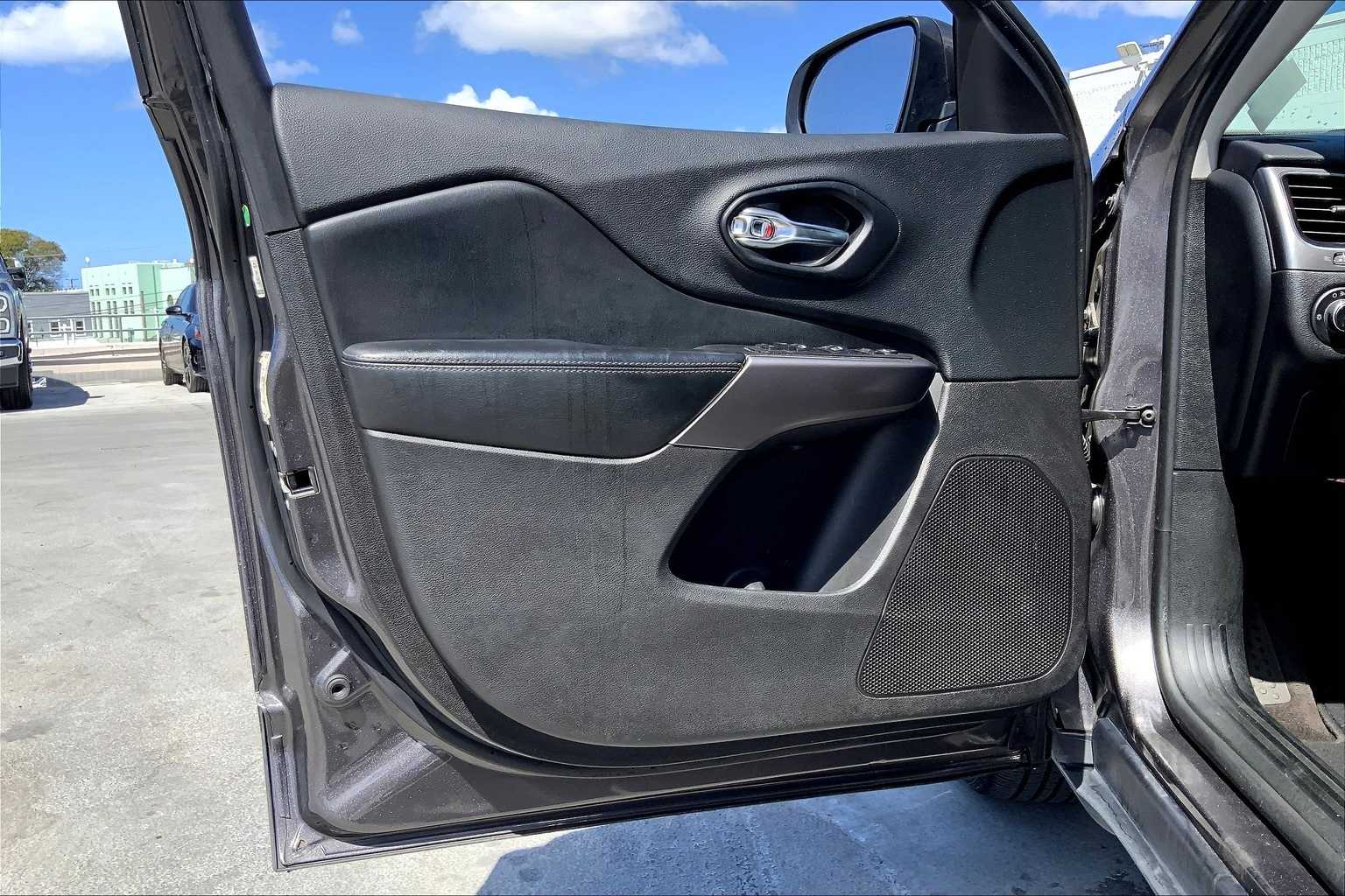 Thumbnail: 2019 Jeep Cherokee - 27