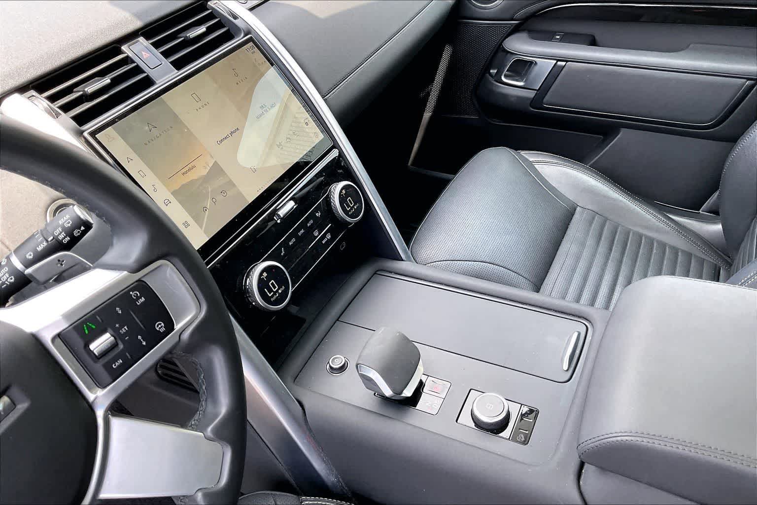 Thumbnail: 2024 Land Rover Discovery - 16