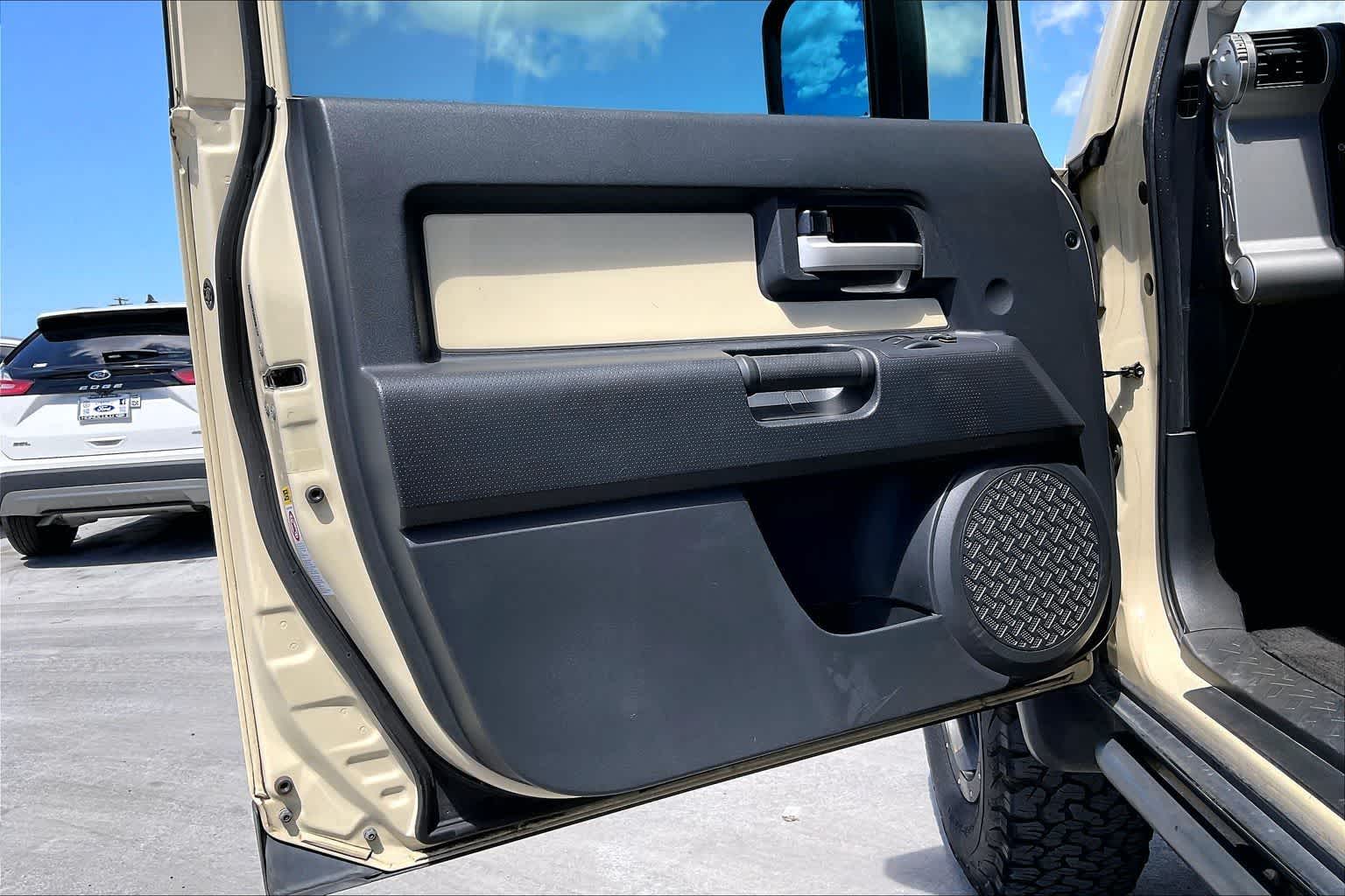 Thumbnail: 2010 Toyota FJ Cruiser - 27