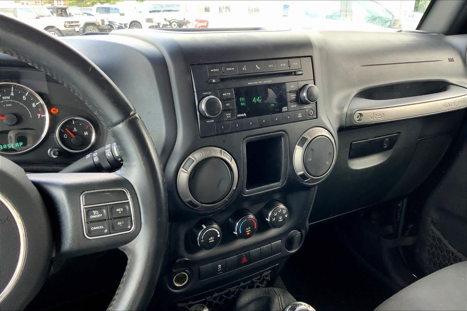 Thumbnail: 2015 Jeep Wrangler - 15