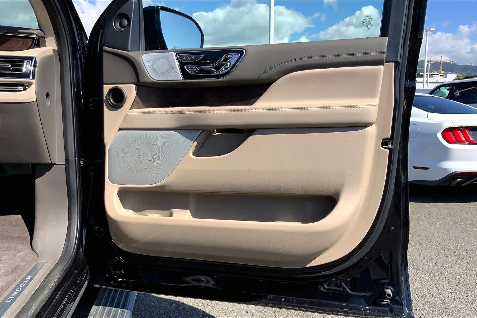 Thumbnail: 2022 Lincoln Navigator - 28