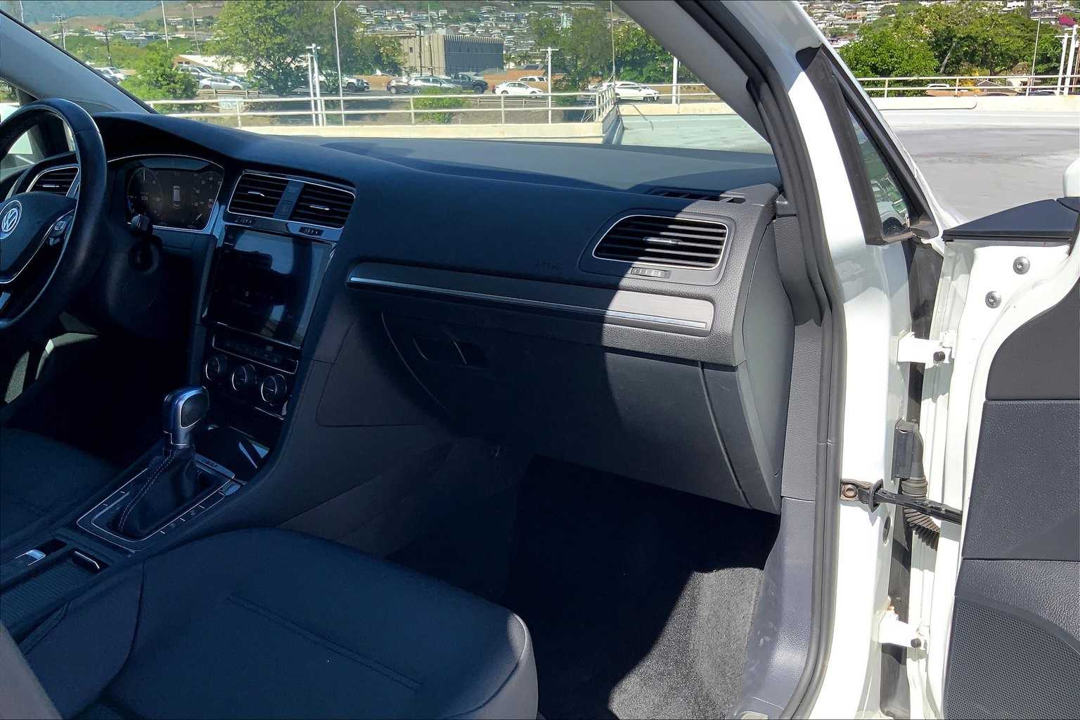 Thumbnail: 2019 Volkswagen e-Golf - 23