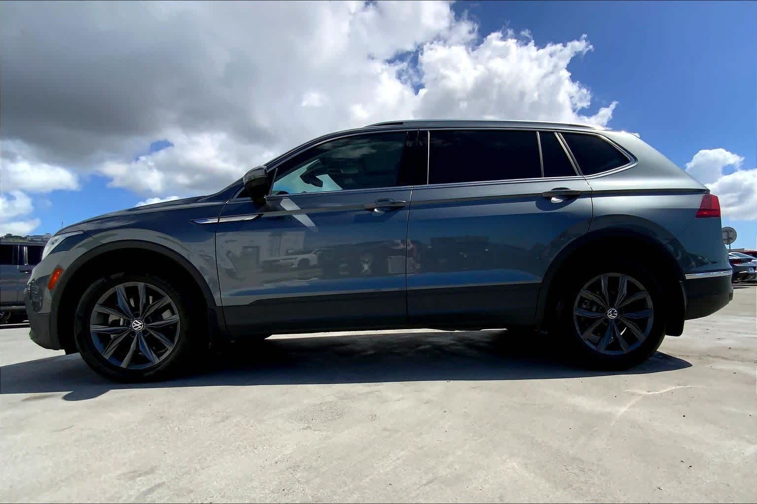 2022 Volkswagen Tiguan SE Sport photo 2