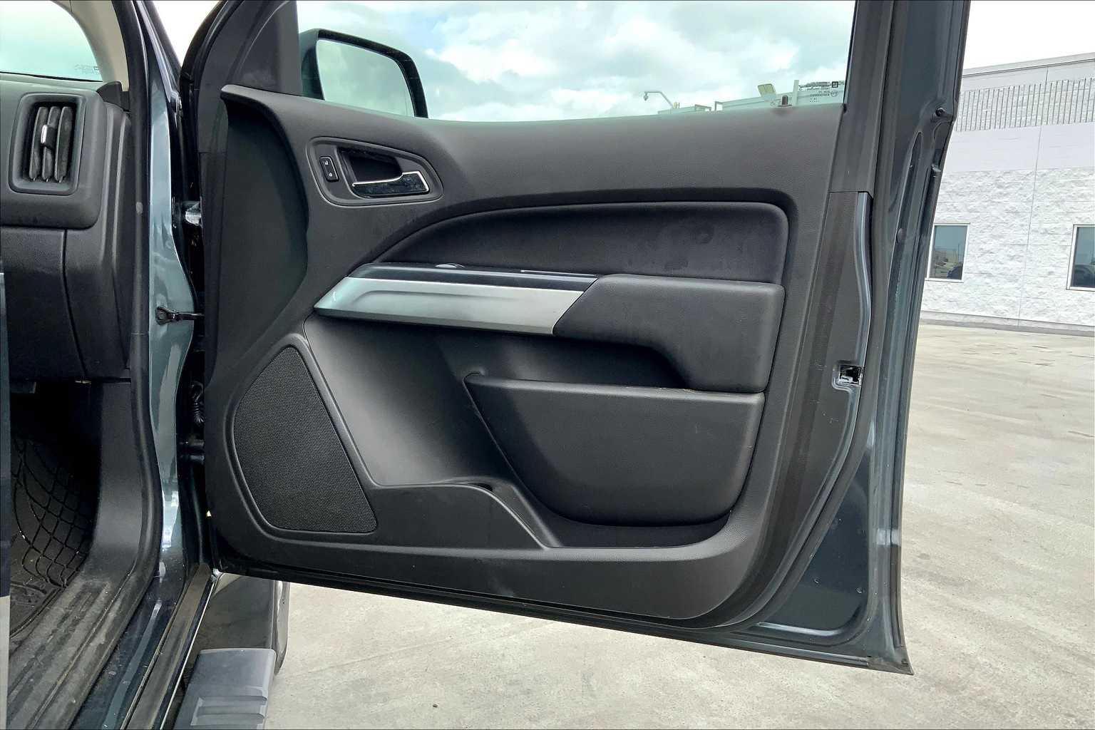 Thumbnail: 2015 Chevrolet Colorado - 26