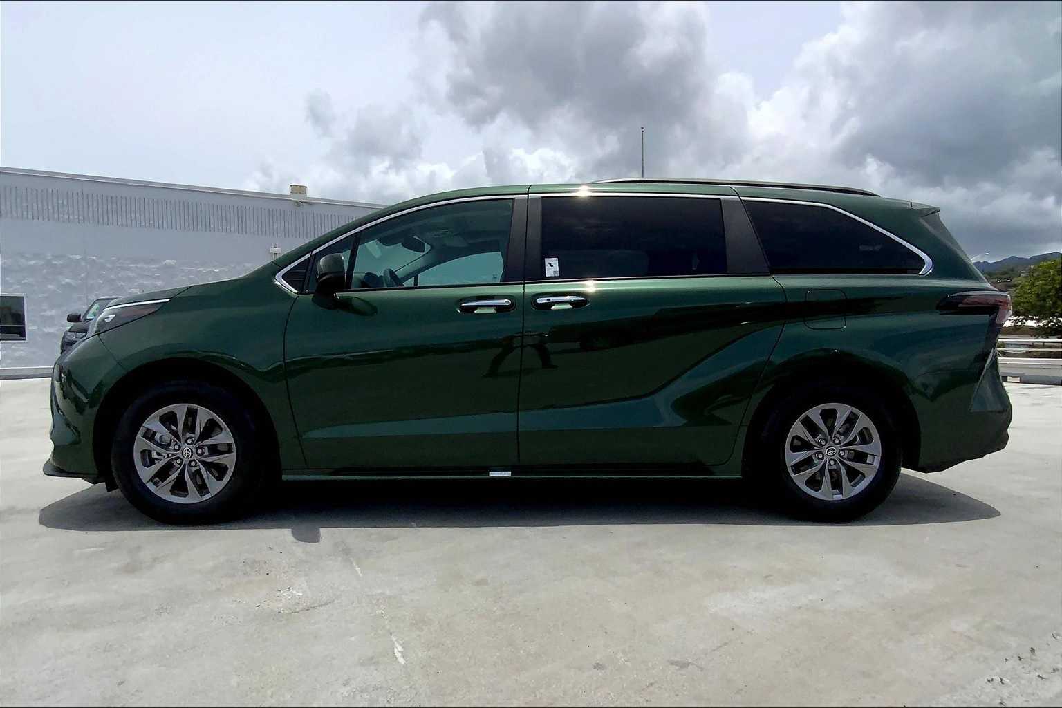 Thumbnail: 2025 Toyota Sienna - 3