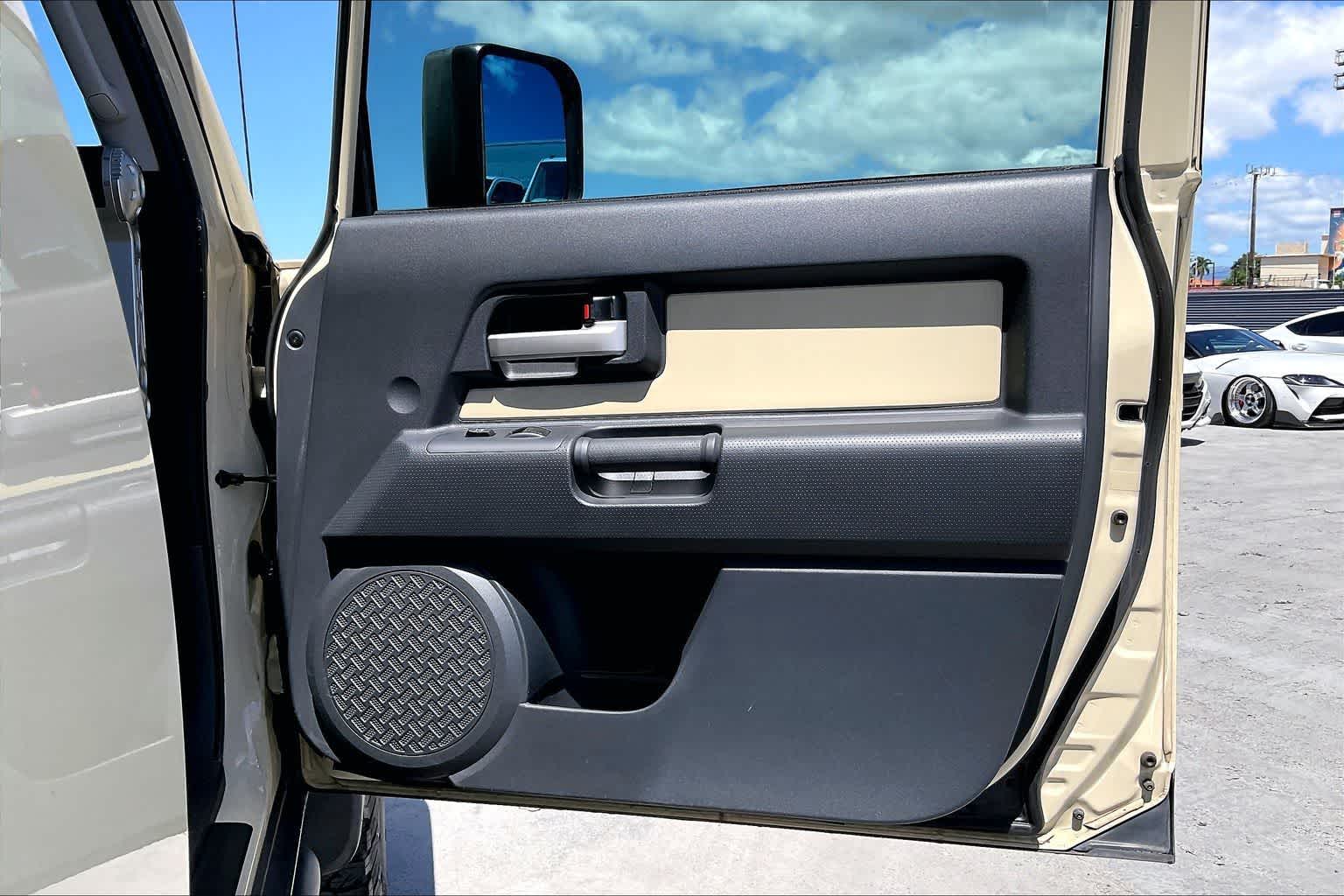 Thumbnail: 2010 Toyota FJ Cruiser - 28