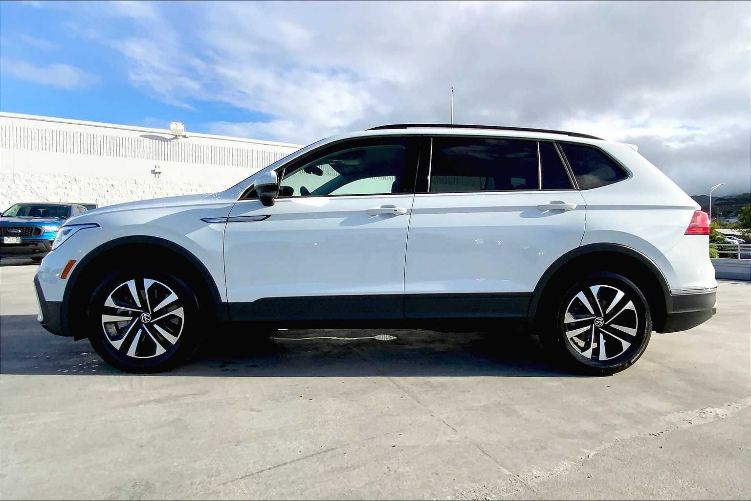 Thumbnail: 2024 Volkswagen Tiguan - 3