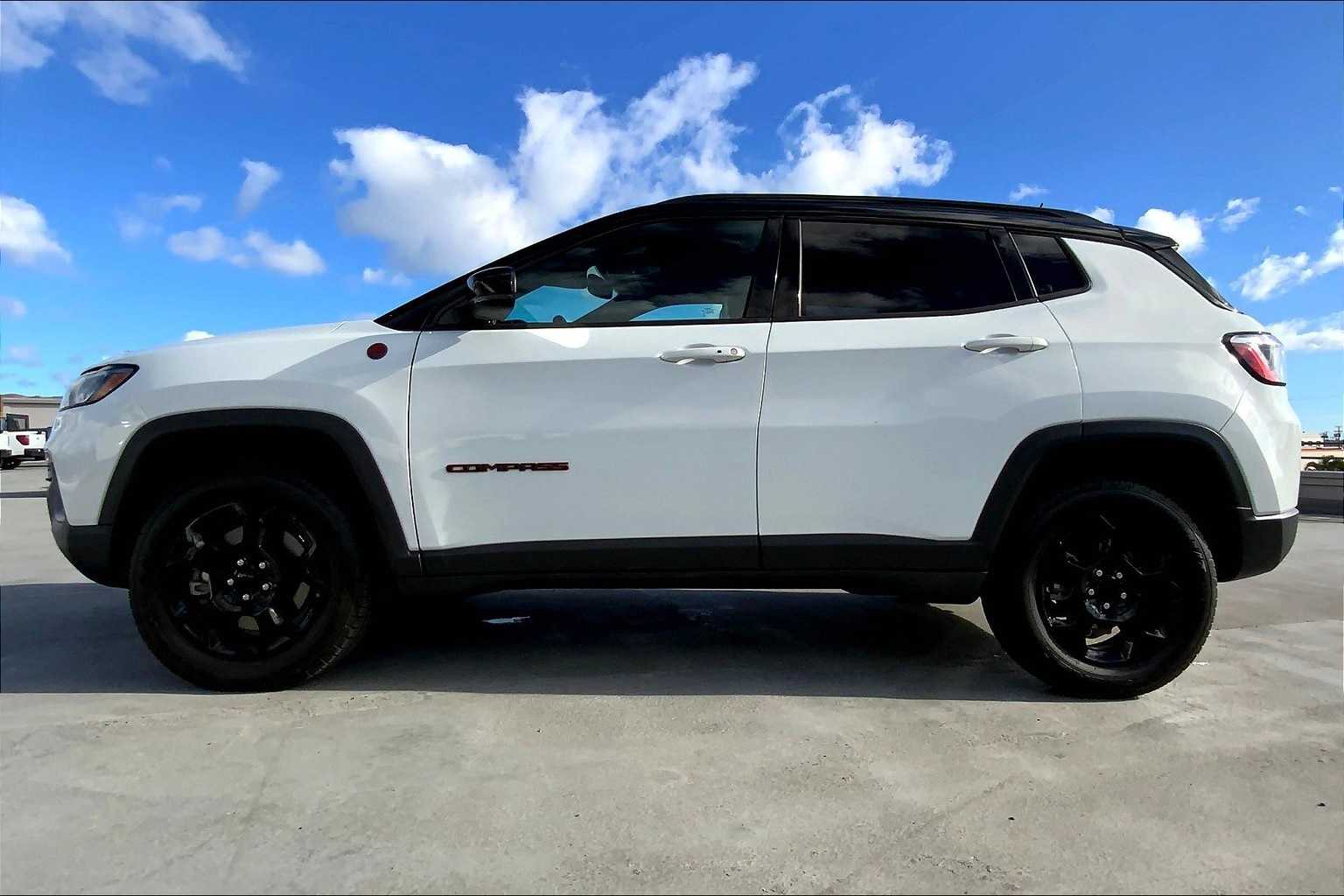 2023 Jeep Compass Trailhawk photo 2