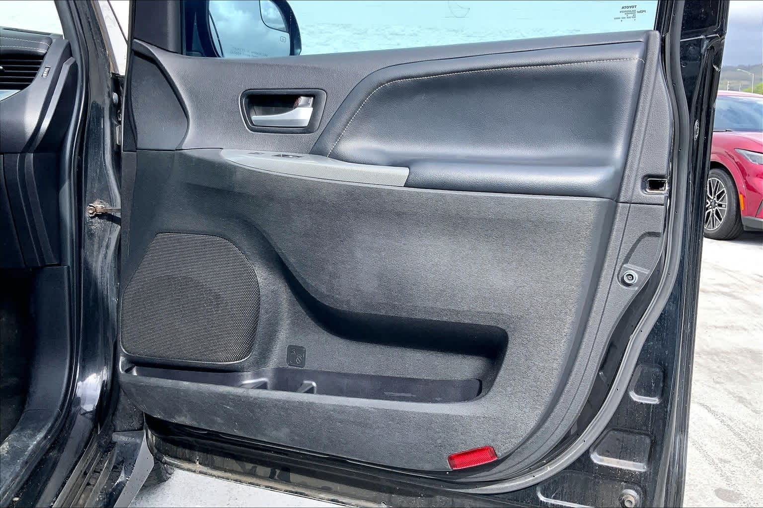 Thumbnail: 2015 Toyota Sienna - 28