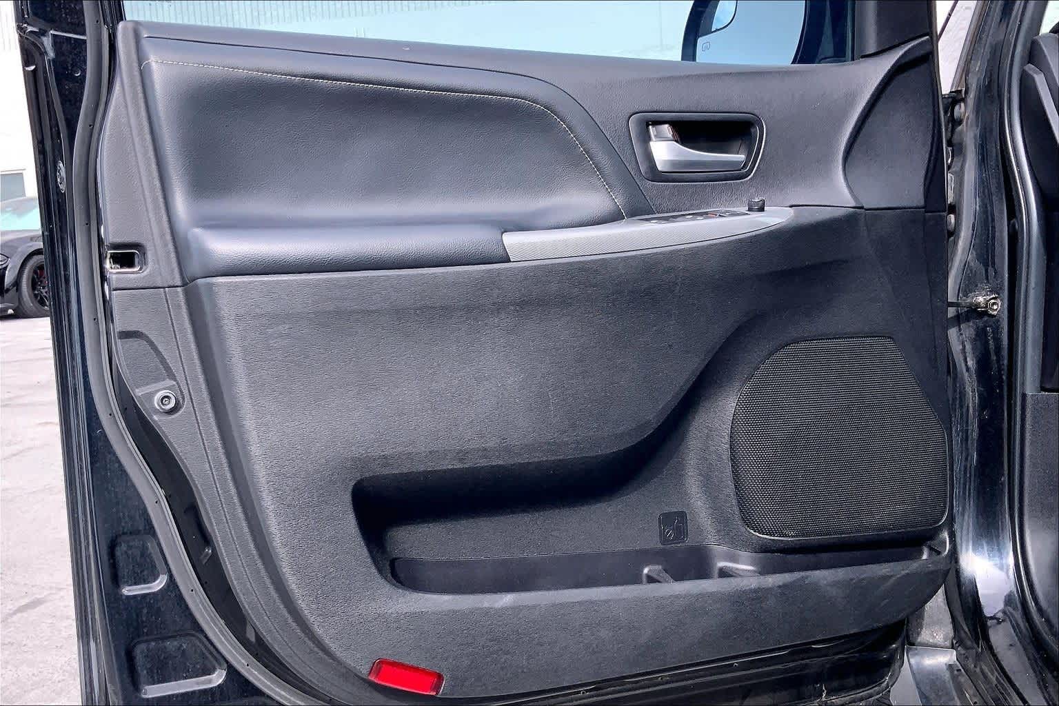 Thumbnail: 2015 Toyota Sienna - 27