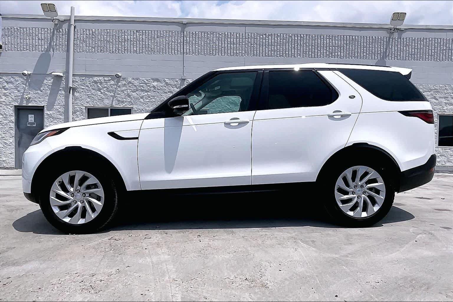 Thumbnail: 2024 Land Rover Discovery - 3