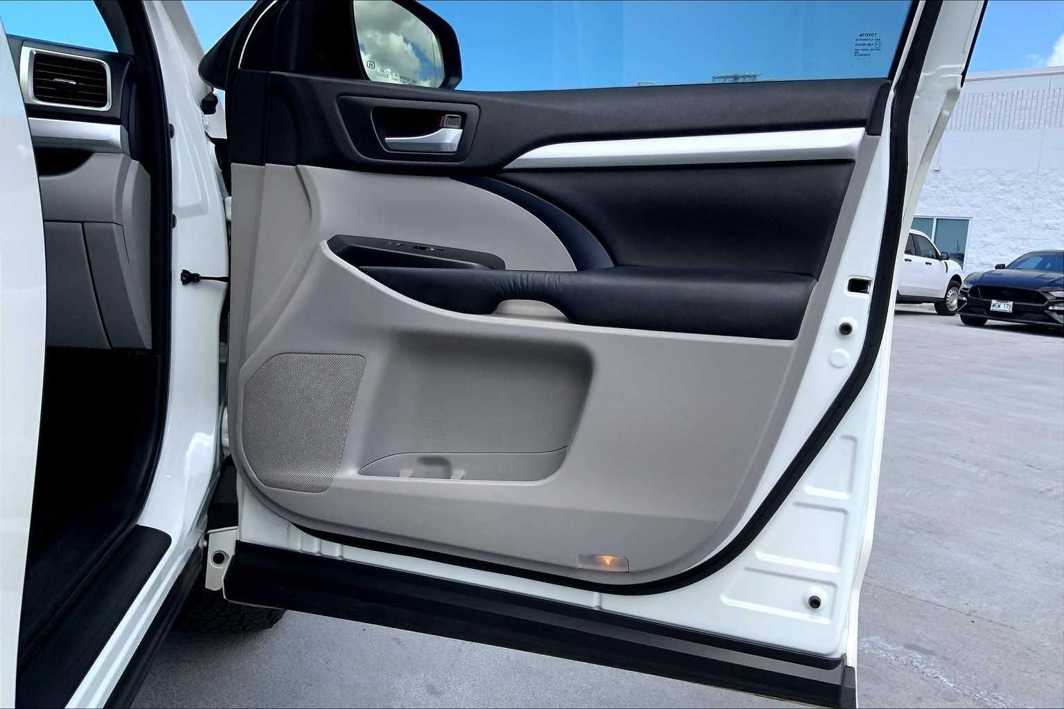 Thumbnail: 2016 Toyota Highlander - 28