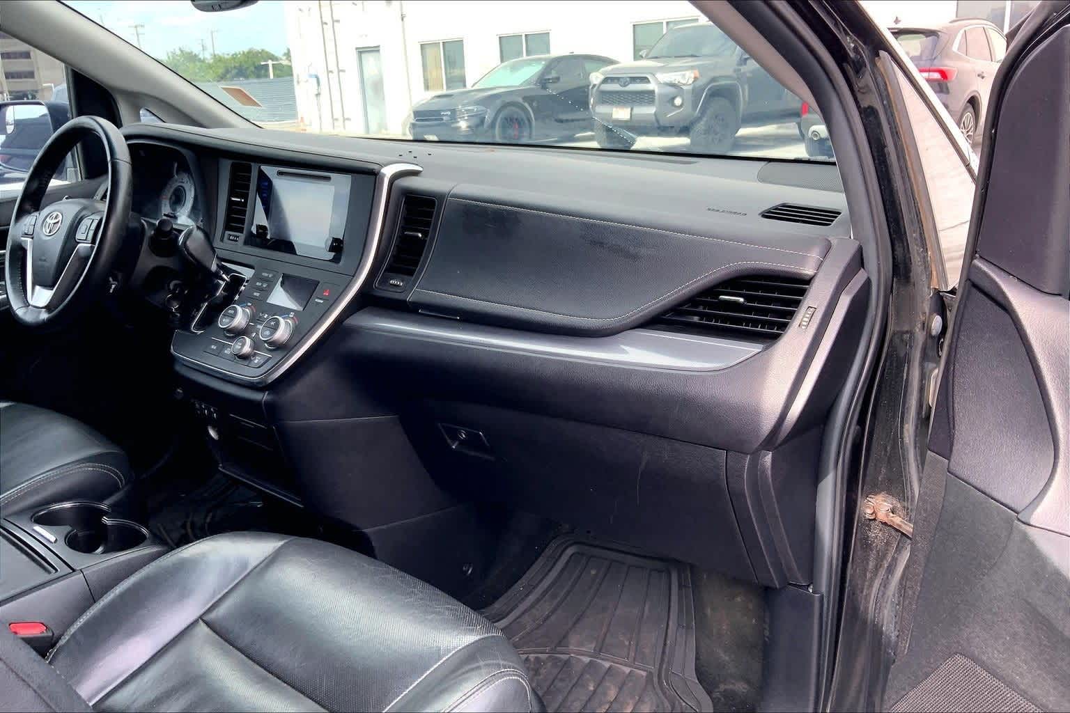 Thumbnail: 2015 Toyota Sienna - 23