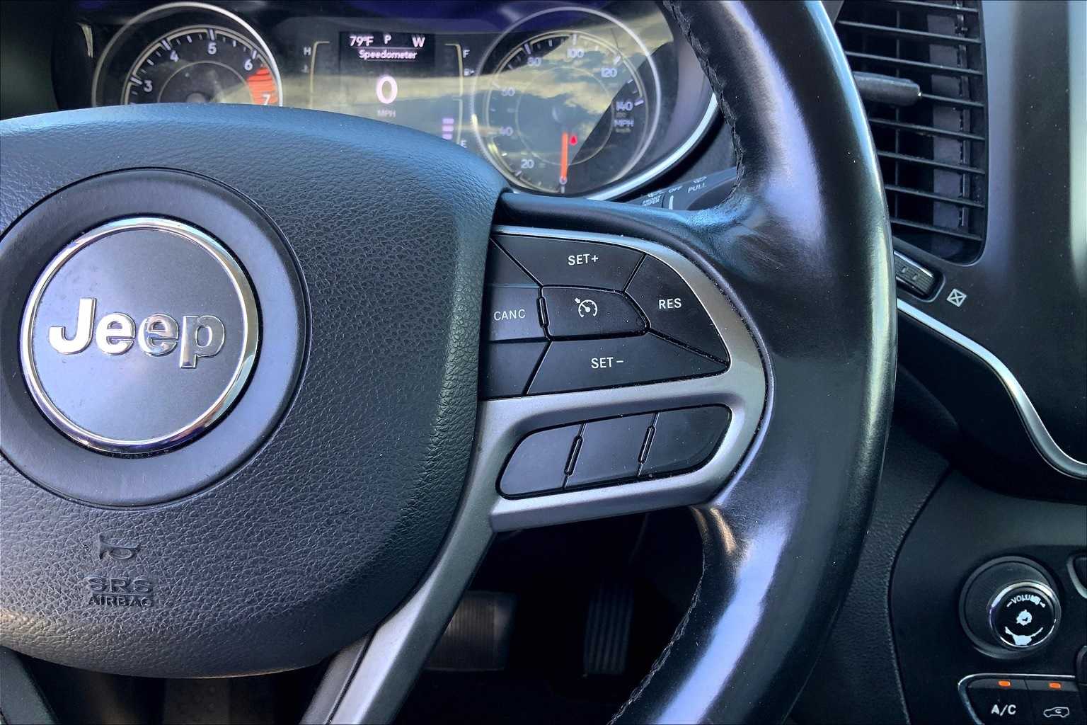 Thumbnail: 2019 Jeep Cherokee - 25