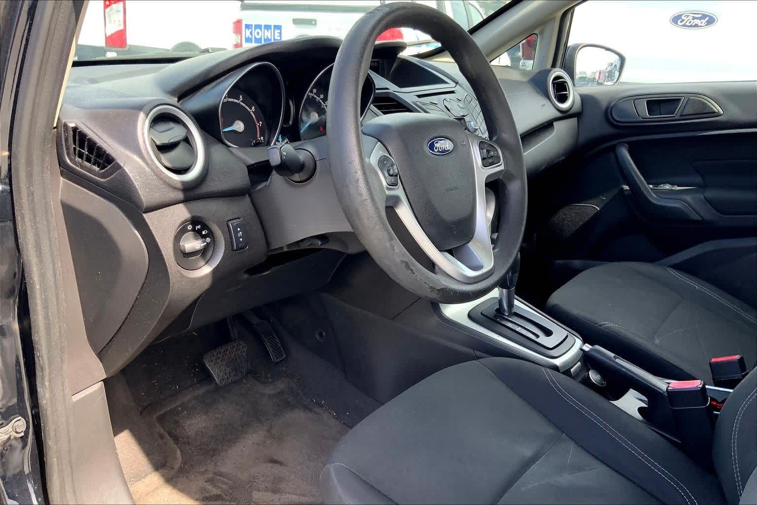 2018 Ford Fiesta SE photo 2