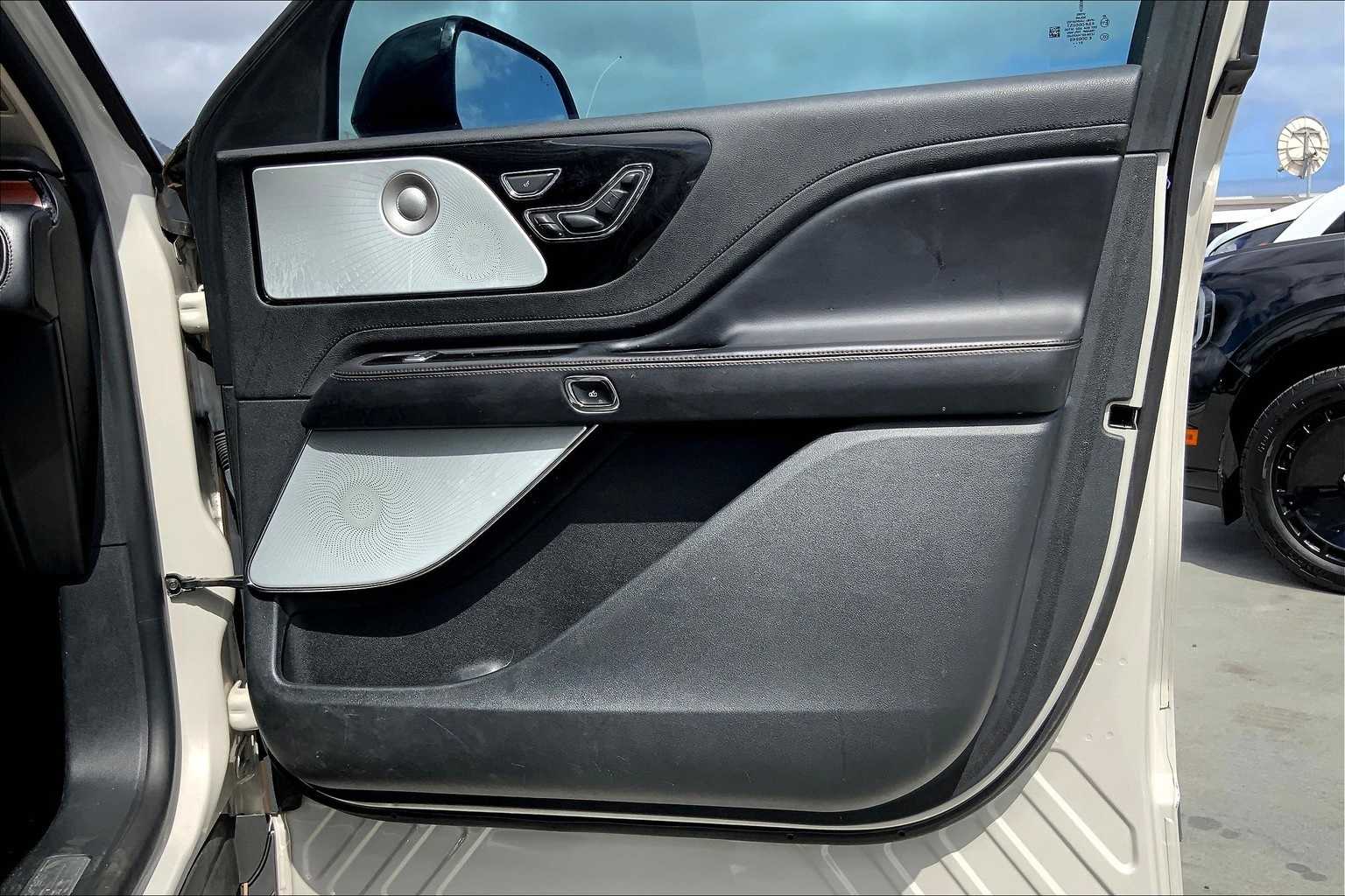Thumbnail: 2022 Lincoln Aviator - 28