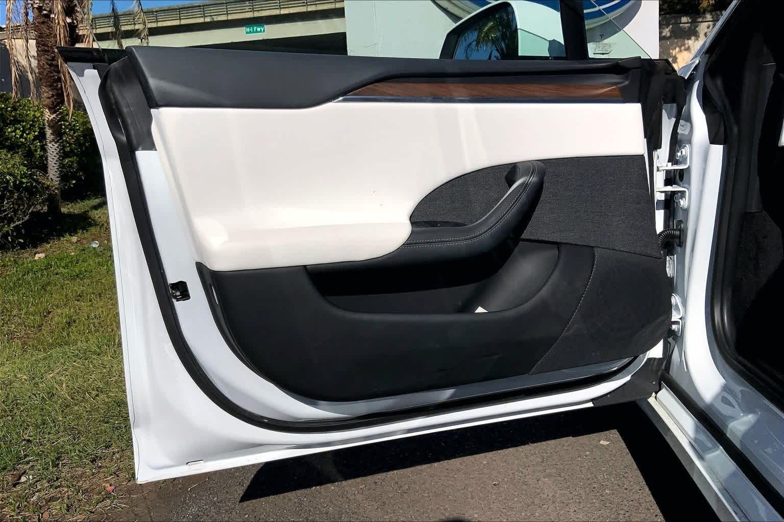 Thumbnail: 2022 Tesla Model S - 27