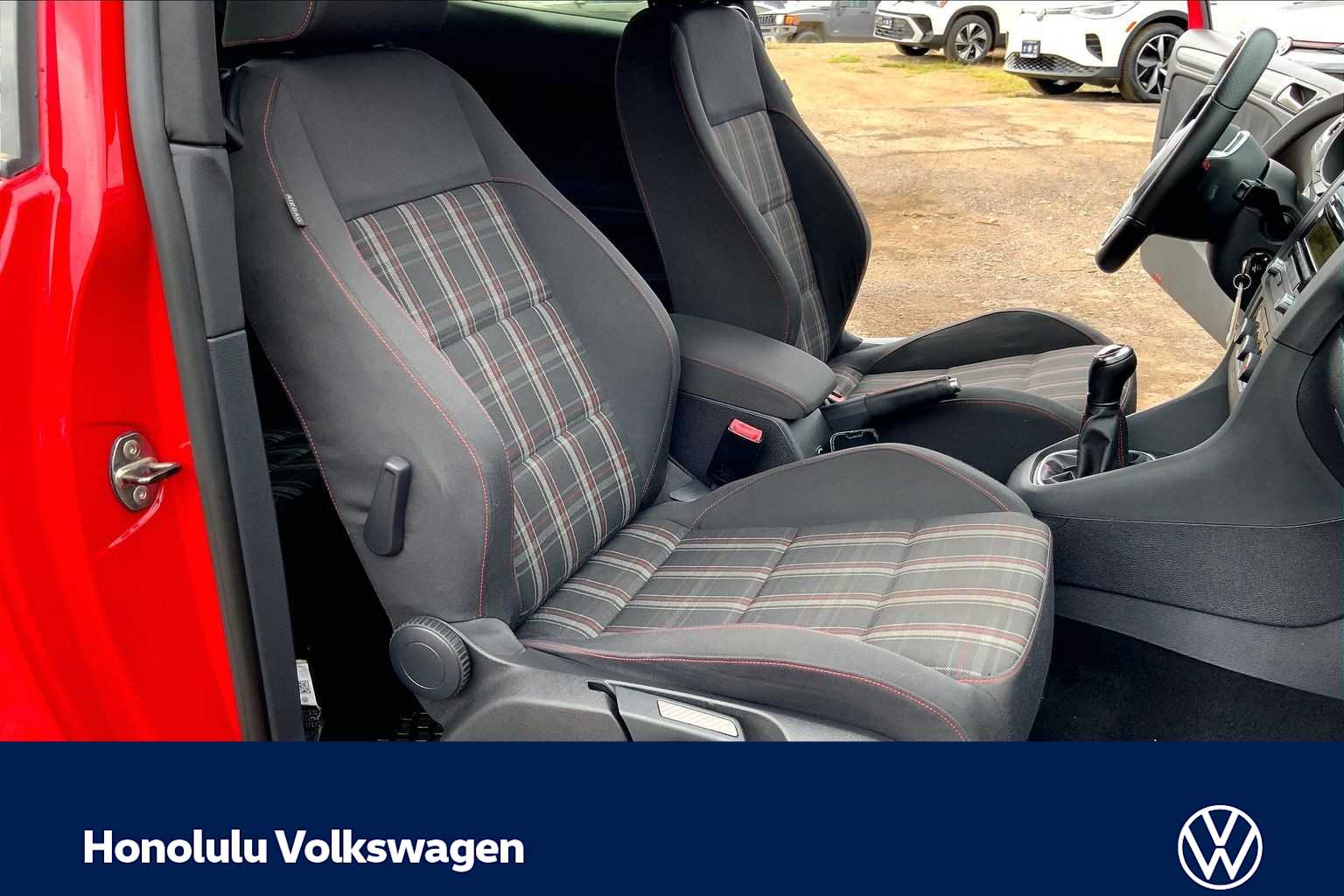 Thumbnail: 2011 Volkswagen Golf - 12