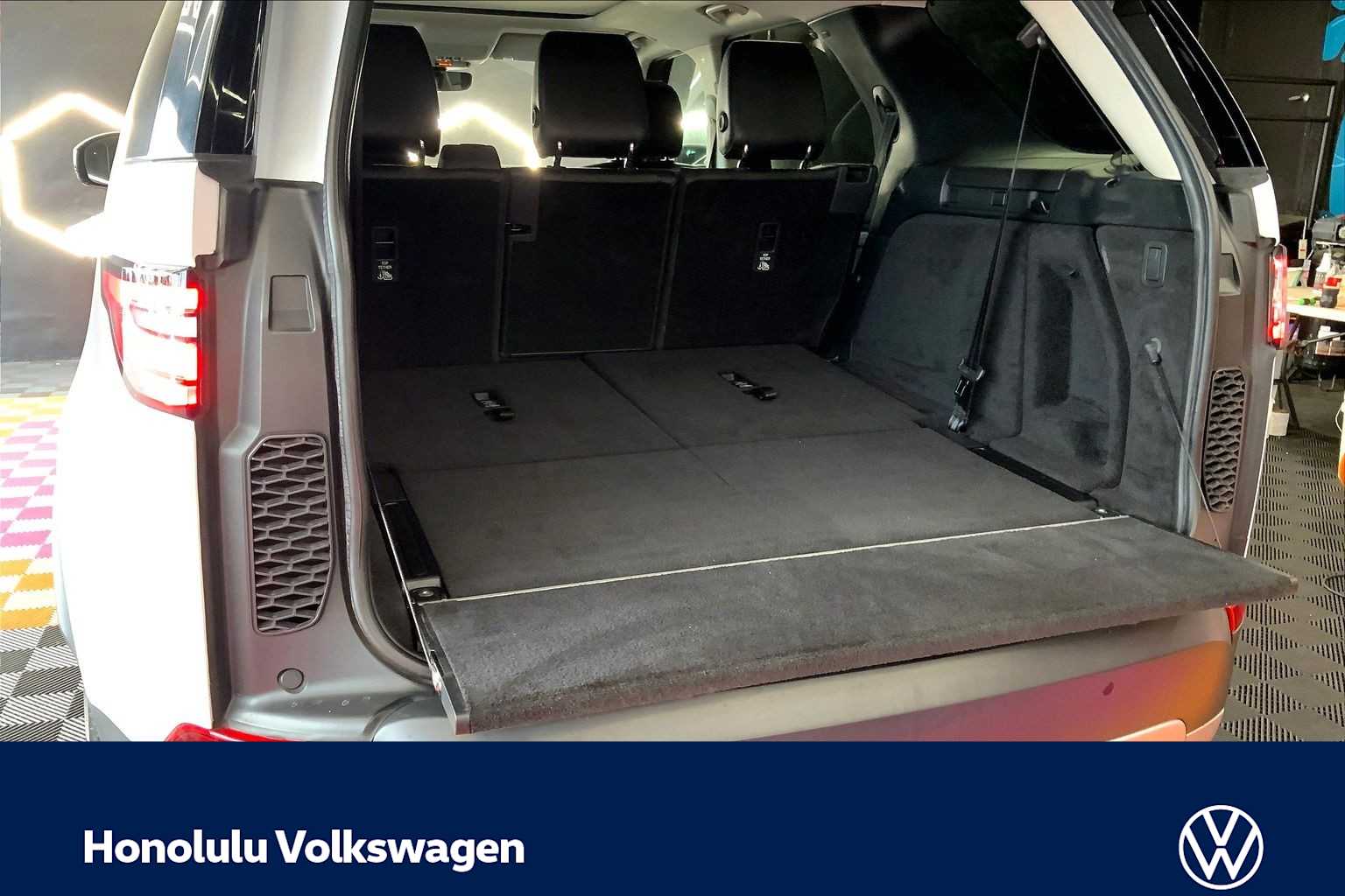 Thumbnail: 2020 Land Rover Discovery - 18