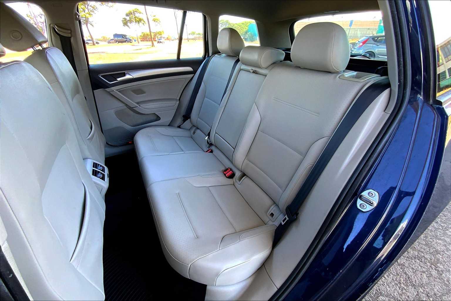 Thumbnail: 2015 Volkswagen e-Golf - 28