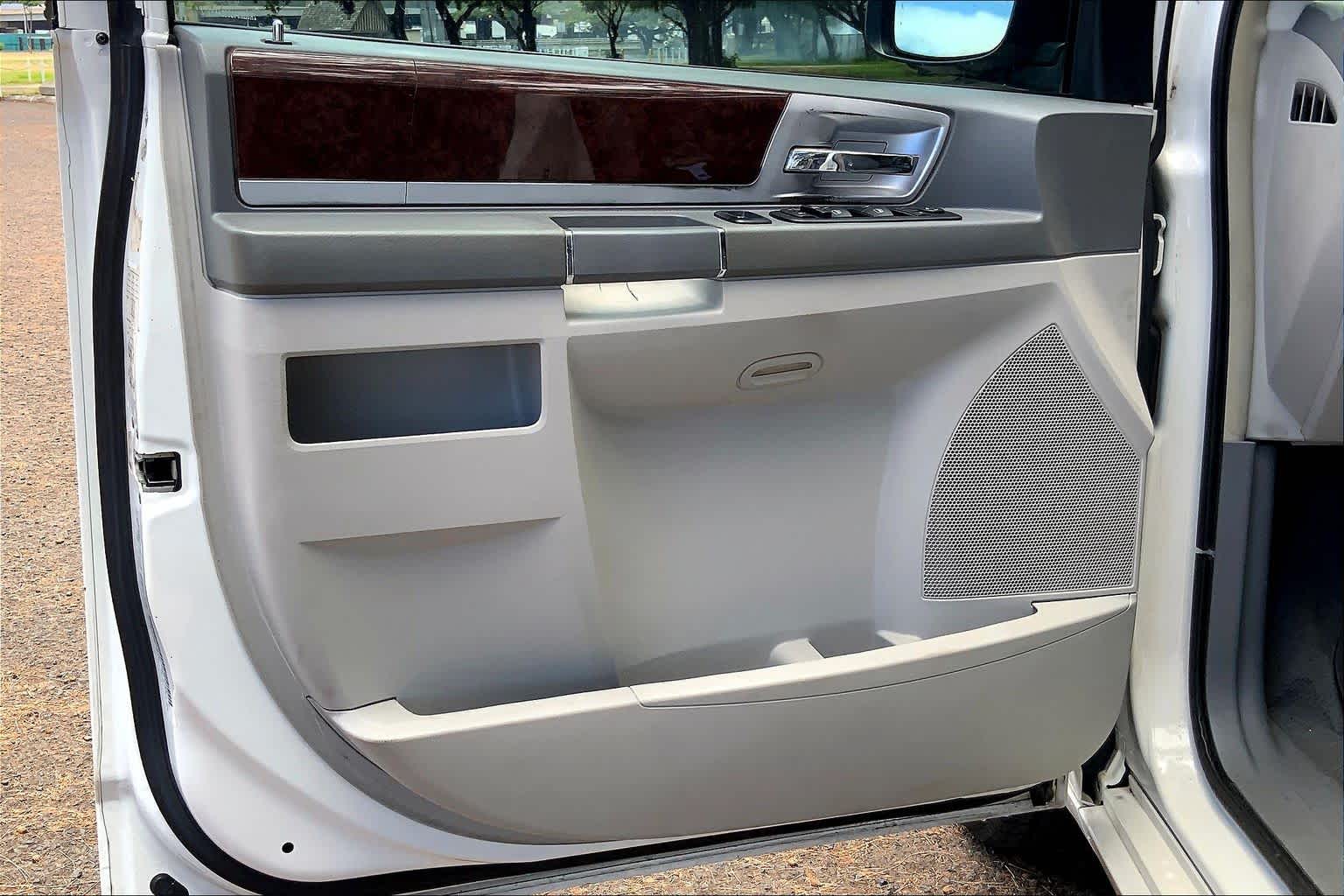 Thumbnail: 2009 Chrysler Town & Country - 27