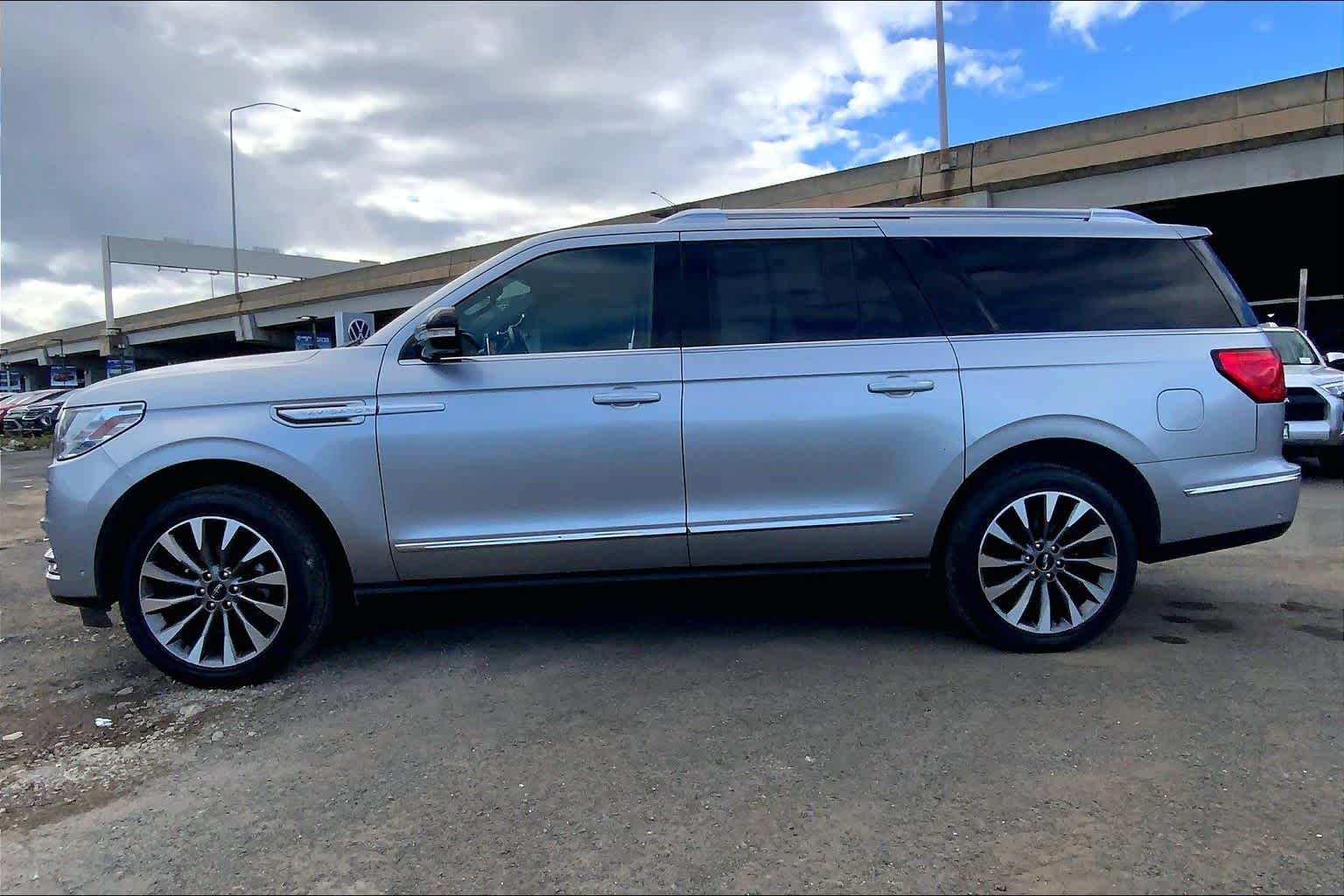 Thumbnail: 2021 Lincoln Navigator L - 3