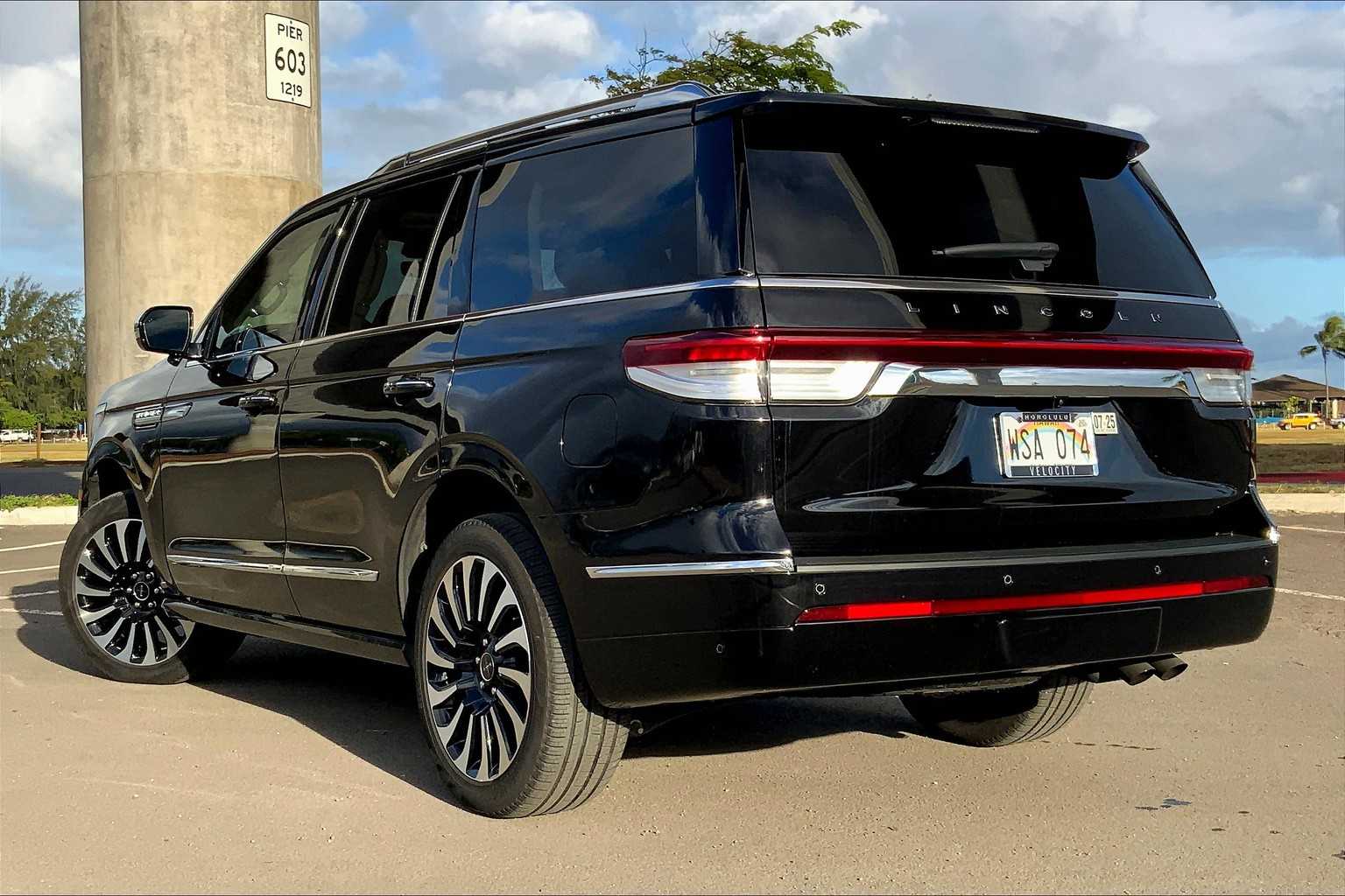 Thumbnail: 2022 Lincoln Navigator - 4