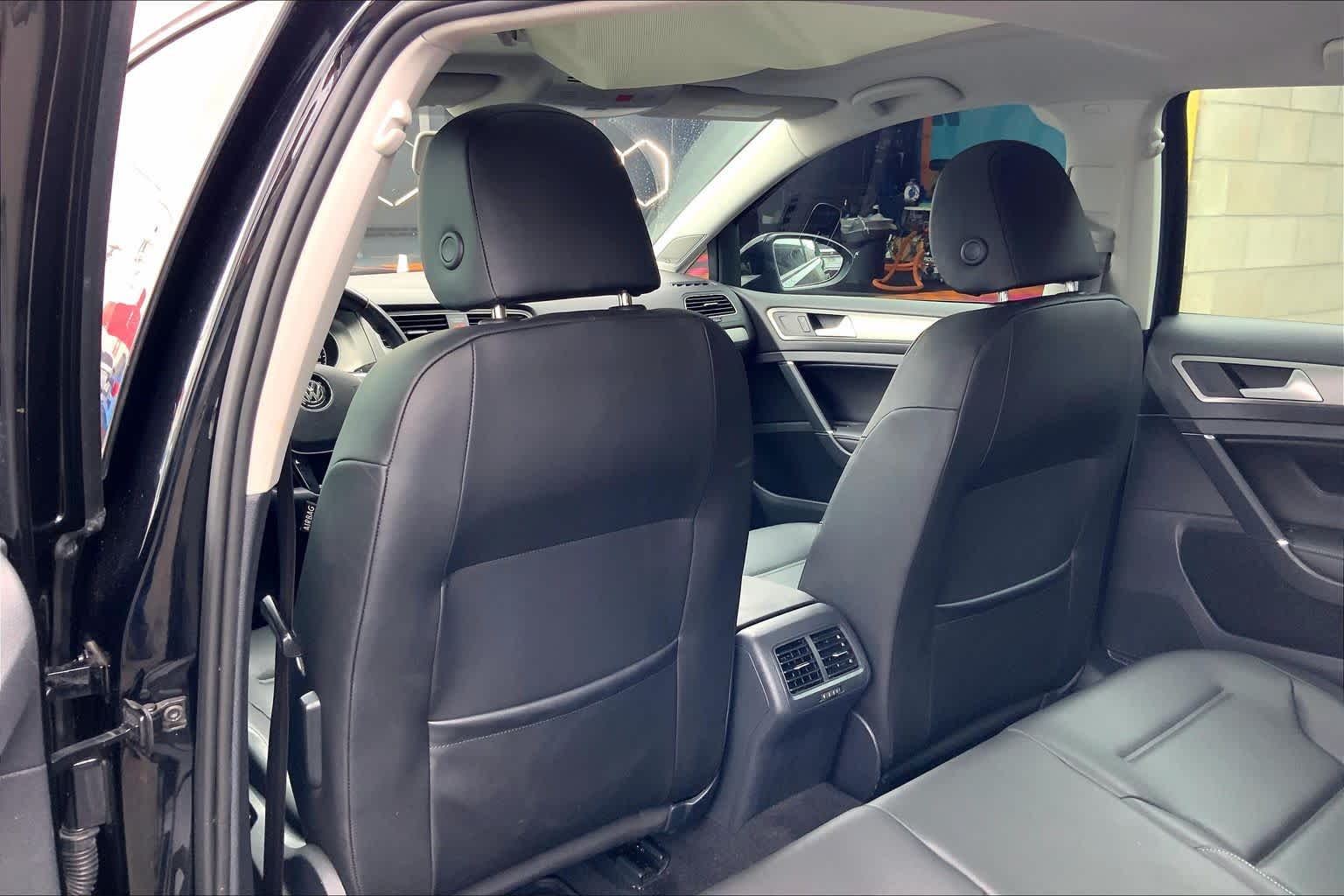 Thumbnail: 2016 Volkswagen Golf - 12