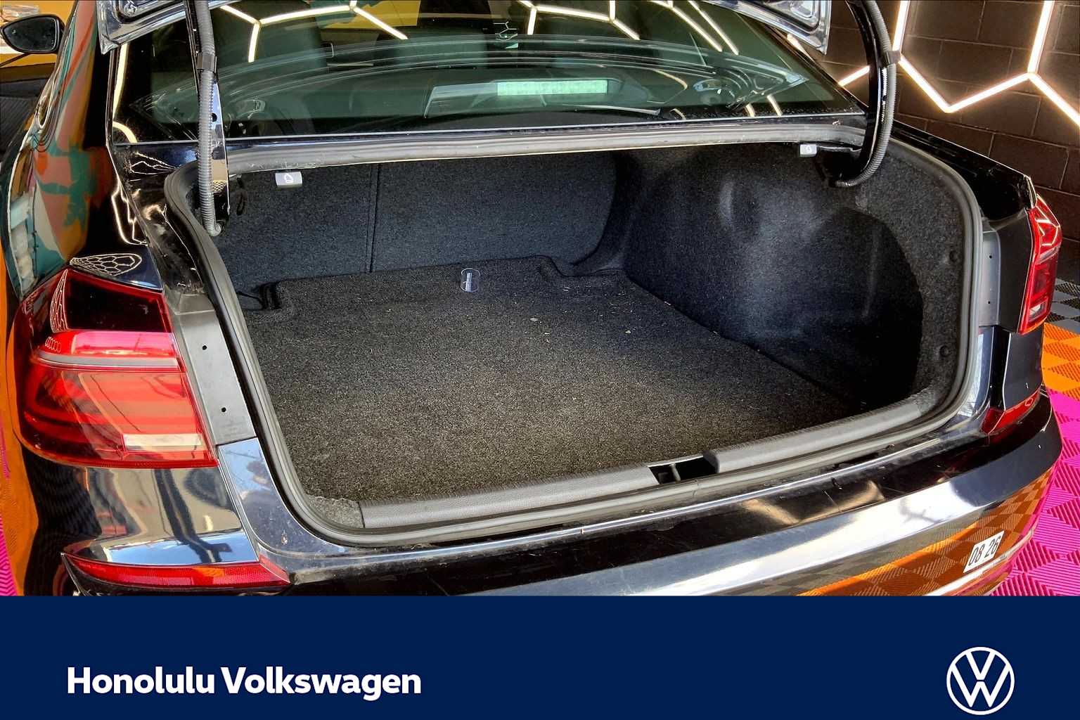 Thumbnail: 2018 Volkswagen Passat - 16