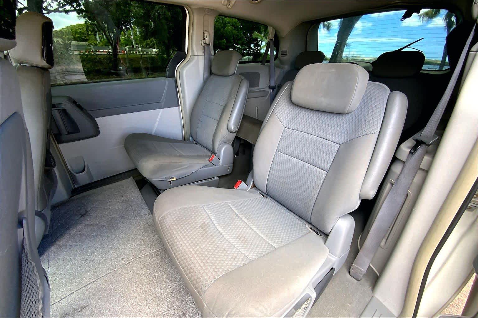 Thumbnail: 2009 Chrysler Town & Country - 29
