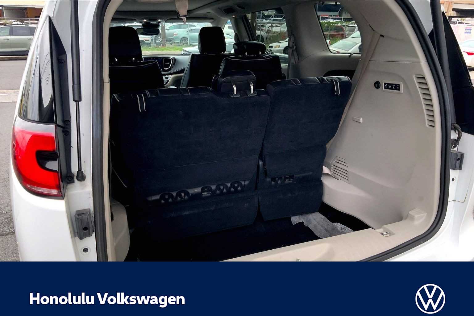 Thumbnail: 2022 Chrysler Pacifica - 17