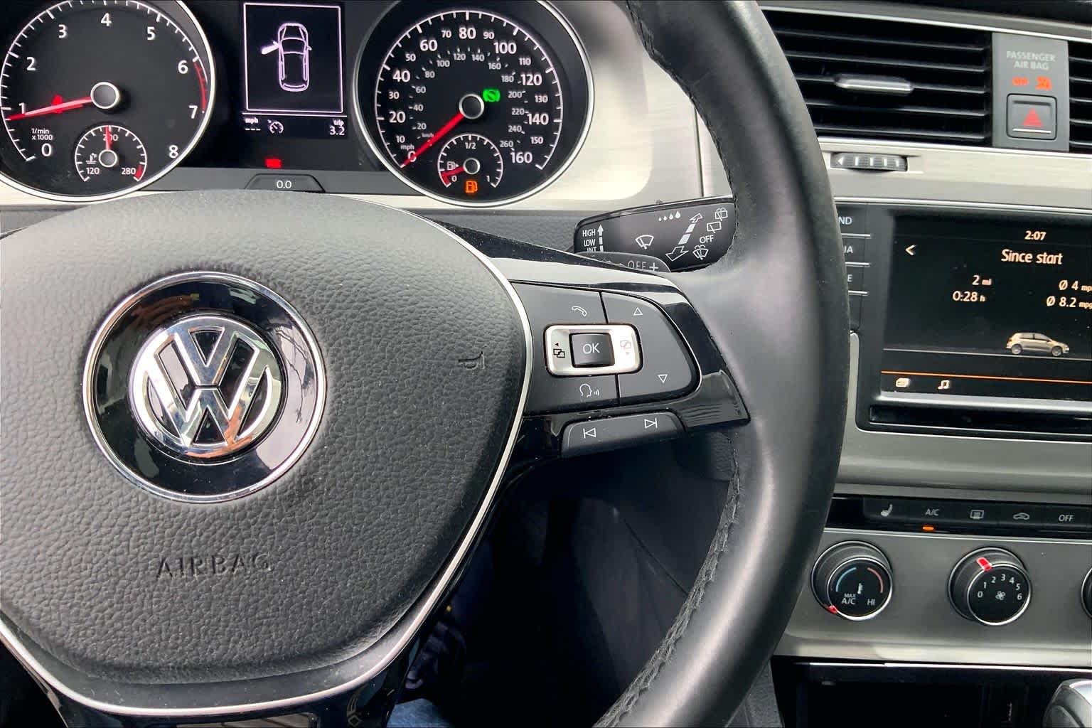Thumbnail: 2016 Volkswagen Golf - 25