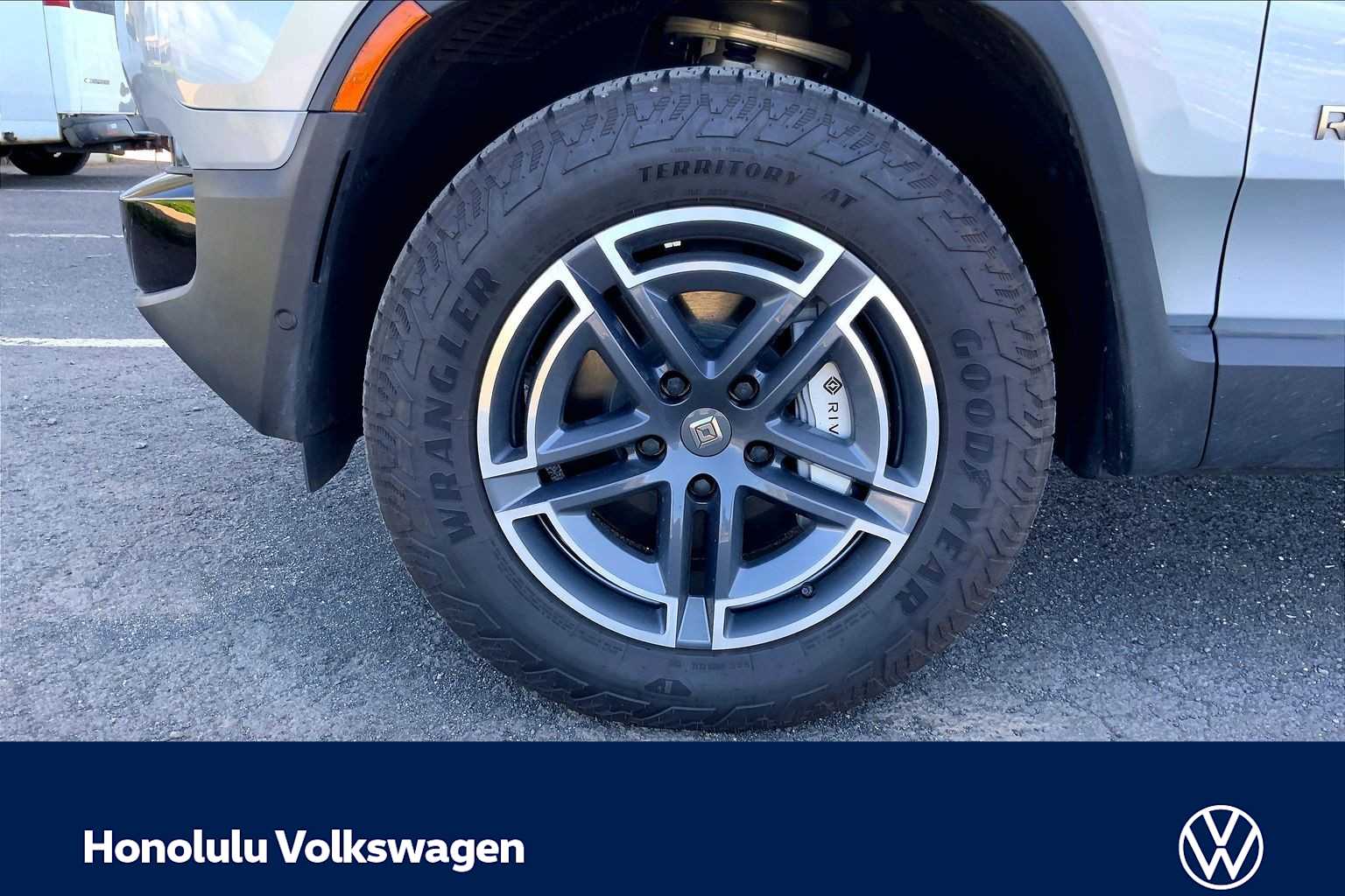 Thumbnail: 2026 Rivian R1T - 8