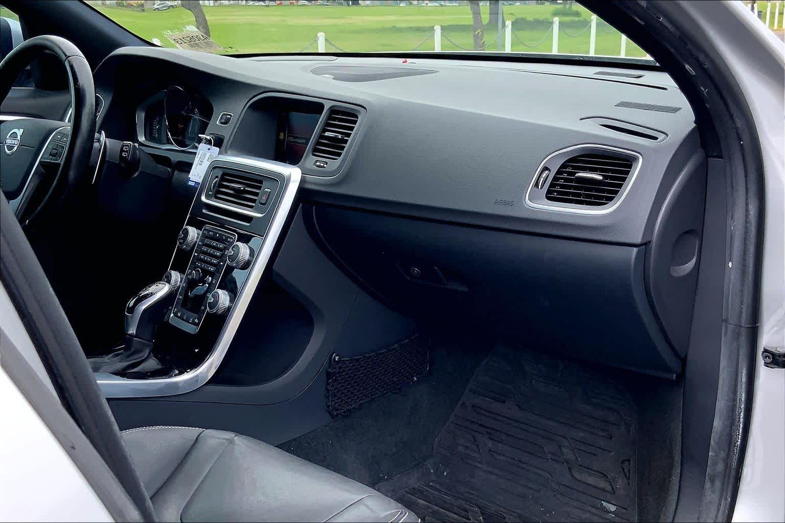 Thumbnail: 2016 Volvo V60 - 23