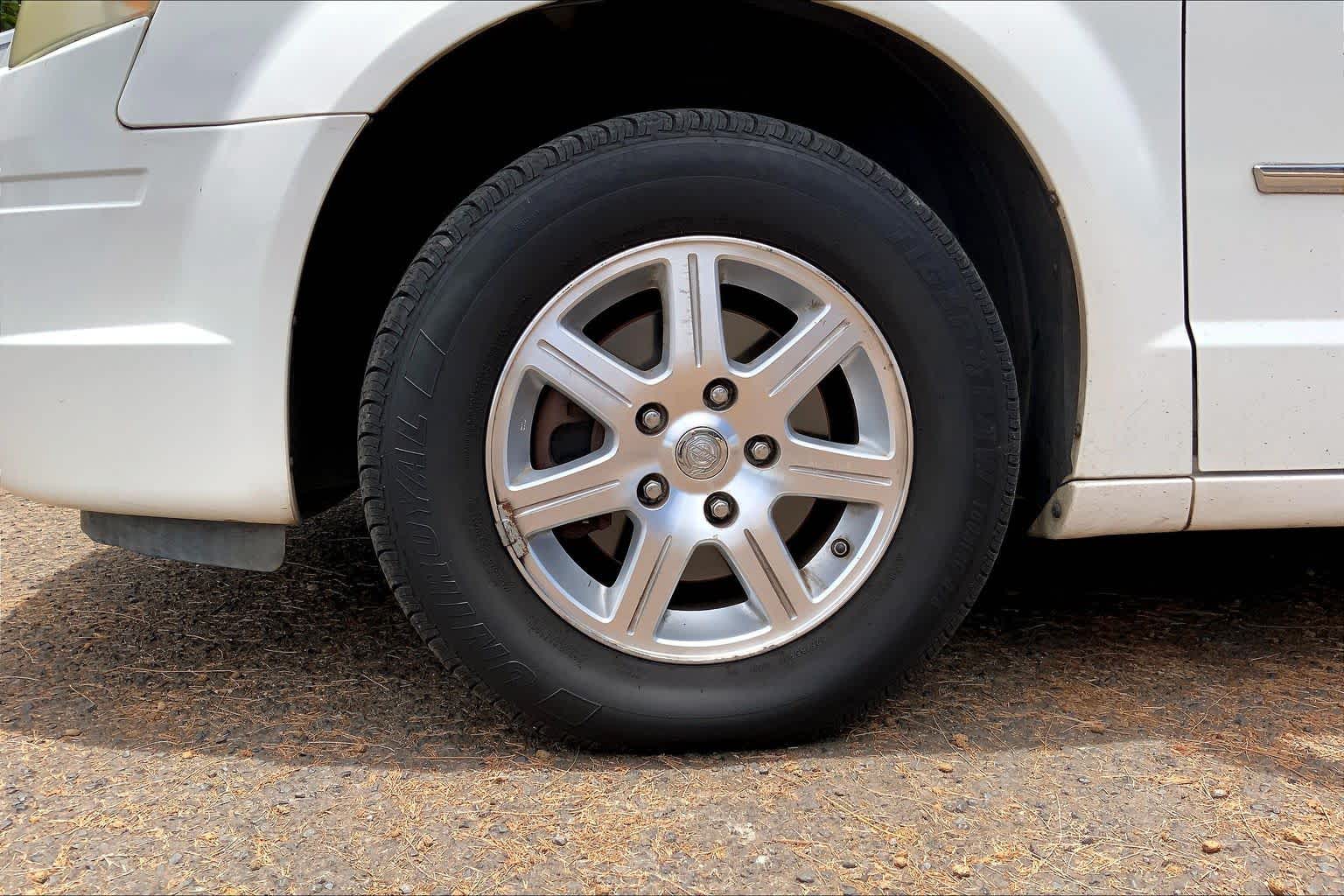 Thumbnail: 2009 Chrysler Town & Country - 8