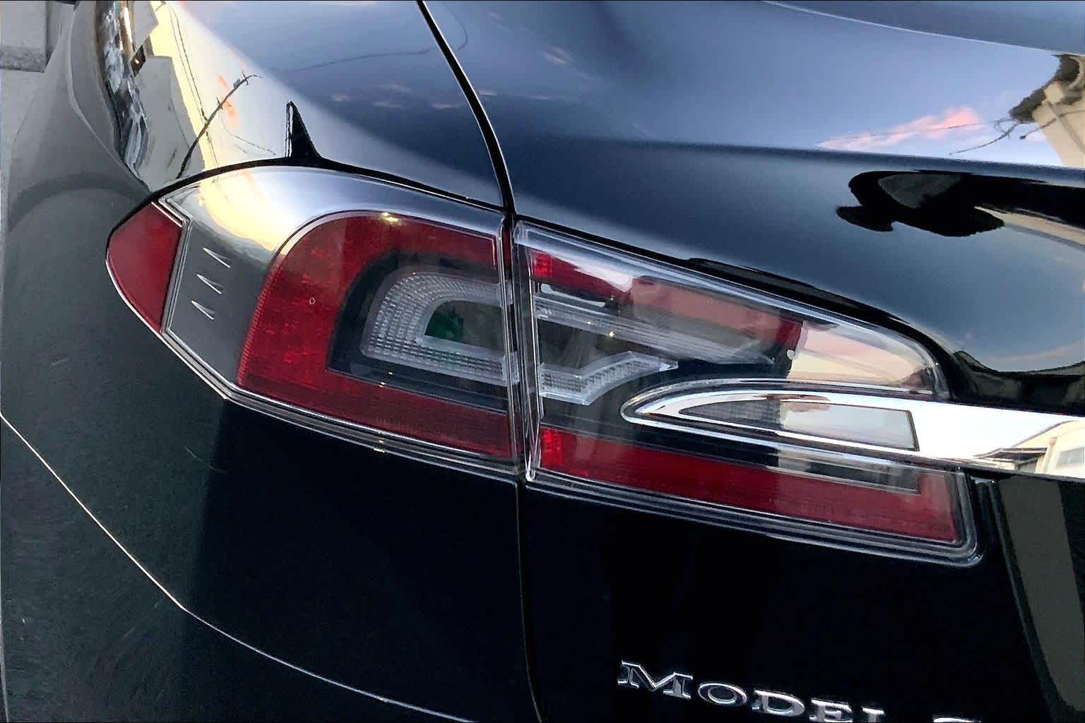 Thumbnail: 2015 Tesla Model S - 32