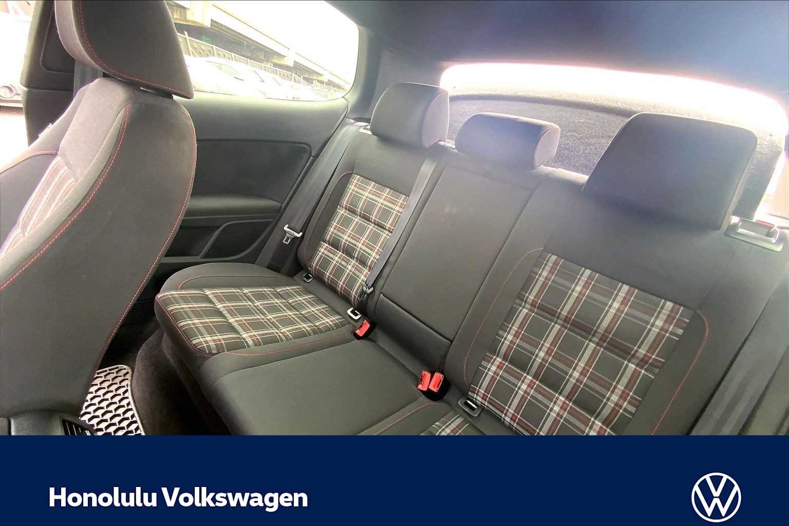 Thumbnail: 2011 Volkswagen Golf - 25