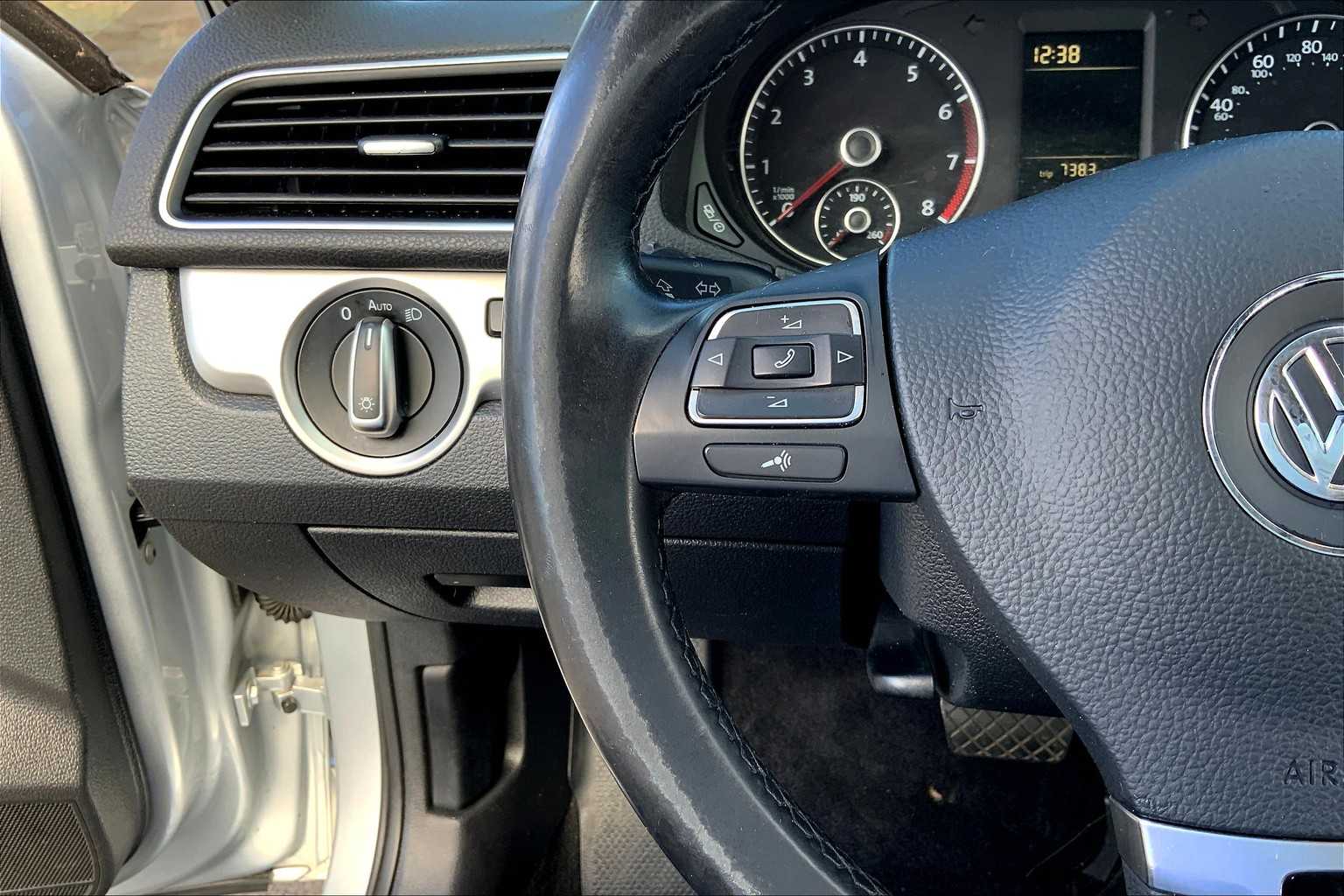 Thumbnail: 2014 Volkswagen Passat - 23
