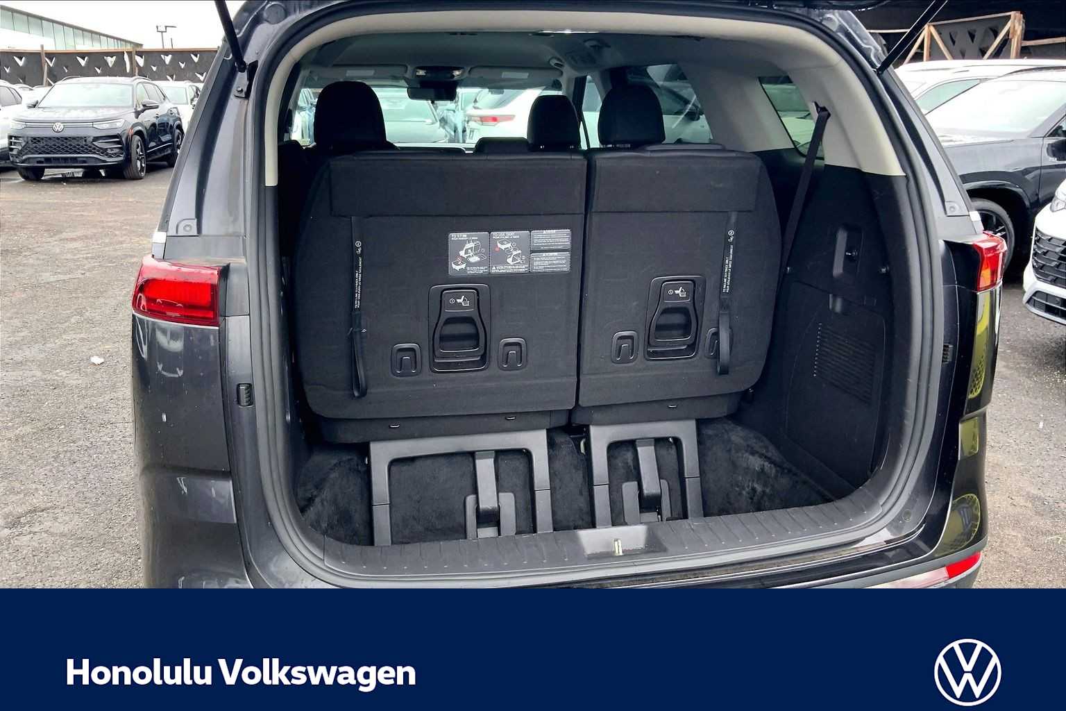 Thumbnail: 2023 Kia Carnival - 18