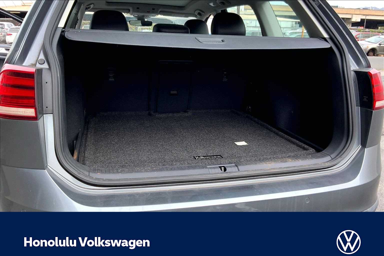 Thumbnail: 2019 Volkswagen Golf - 17