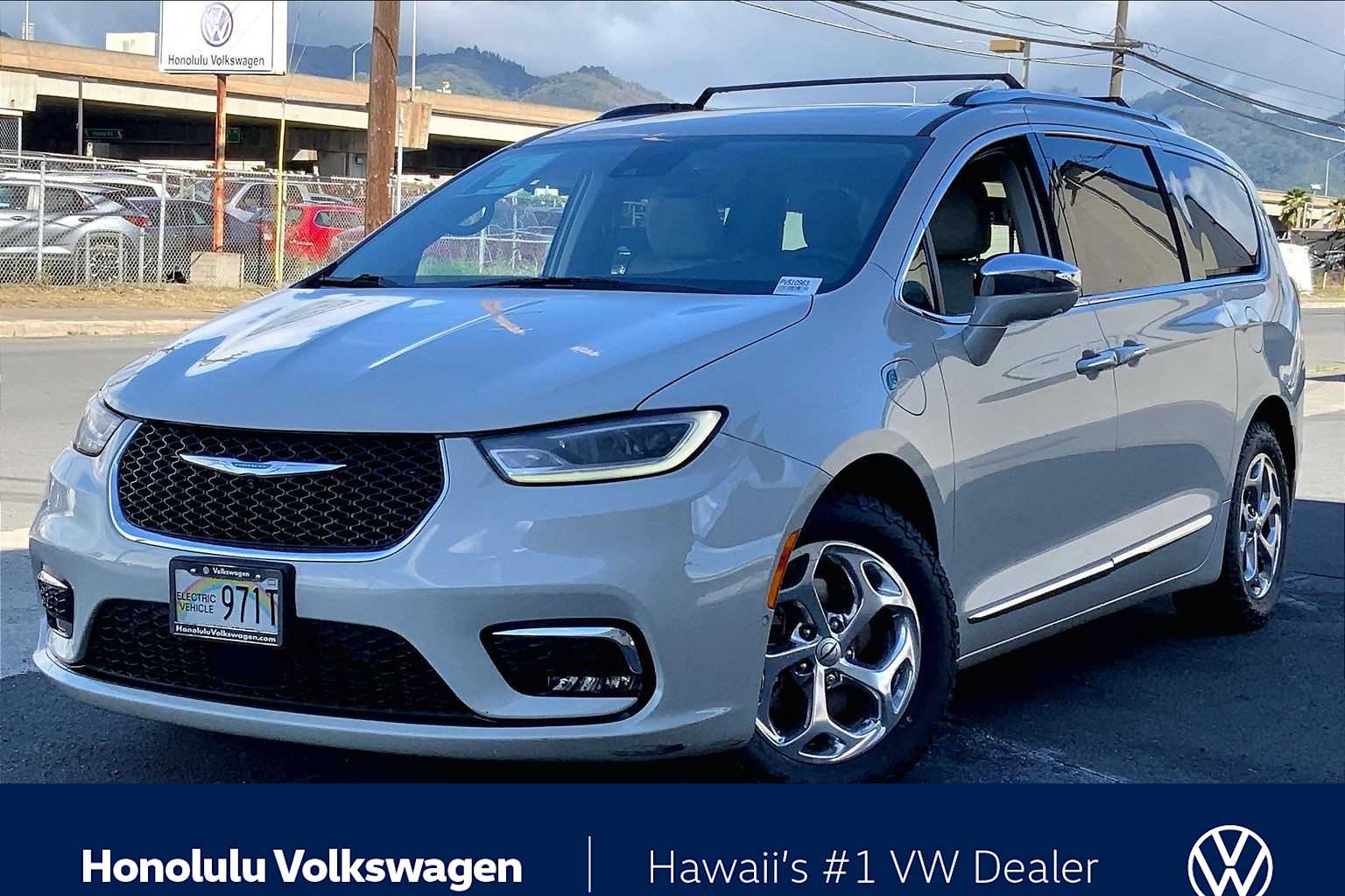 2021 Chrysler Pacifica Hybrid Limited's photo