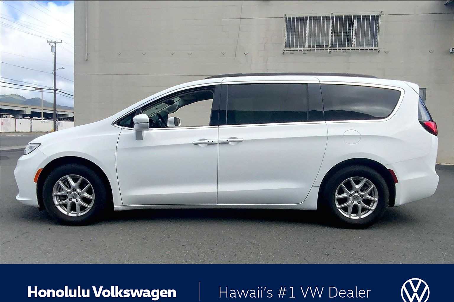 Thumbnail: 2022 Chrysler Pacifica - 3