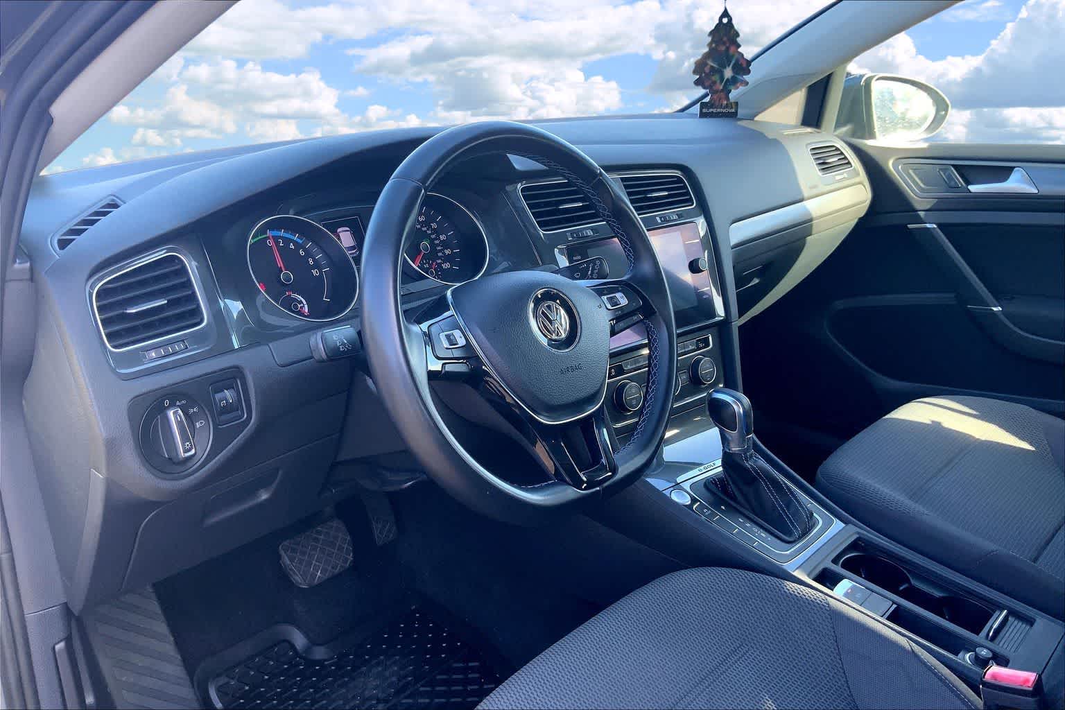 Used 2019 Volkswagen e-Golf e-Golf SE with VIN WVWKR7AU4KW910663 for sale in Honolulu, HI