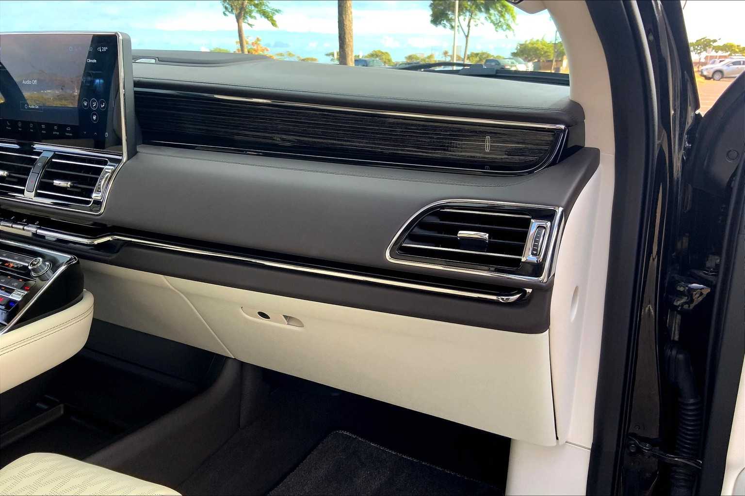 Thumbnail: 2022 Lincoln Navigator - 22