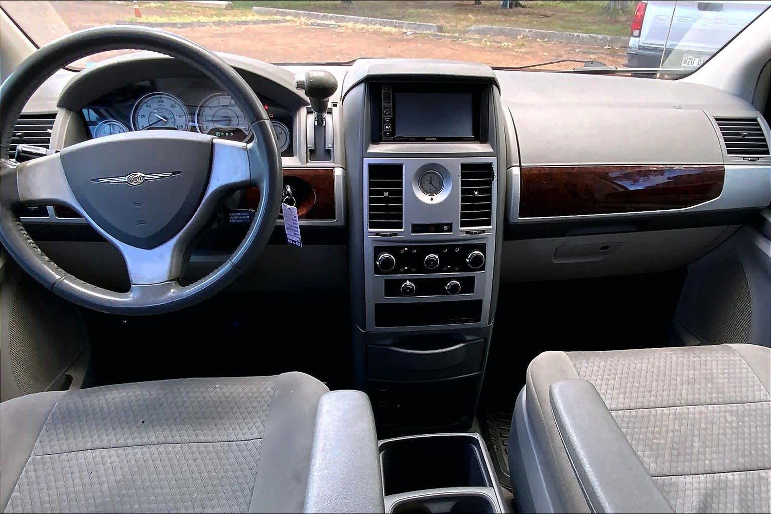 Thumbnail: 2009 Chrysler Town & Country - 10
